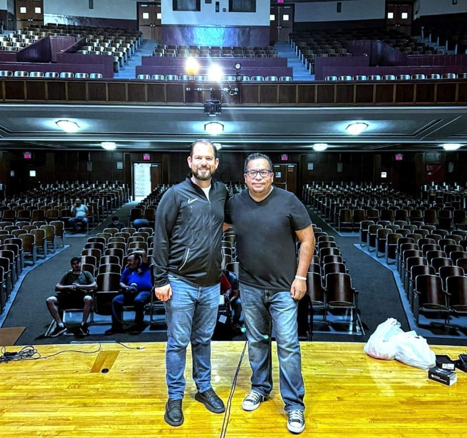El Padre Ricardo López y Carlos Castañón durante su reciente visita a Detroit para compartir con la comunidad hispana sobre la presencia real de Jesús en la Eucaristía. Foto cortesía de Carlos Castañón