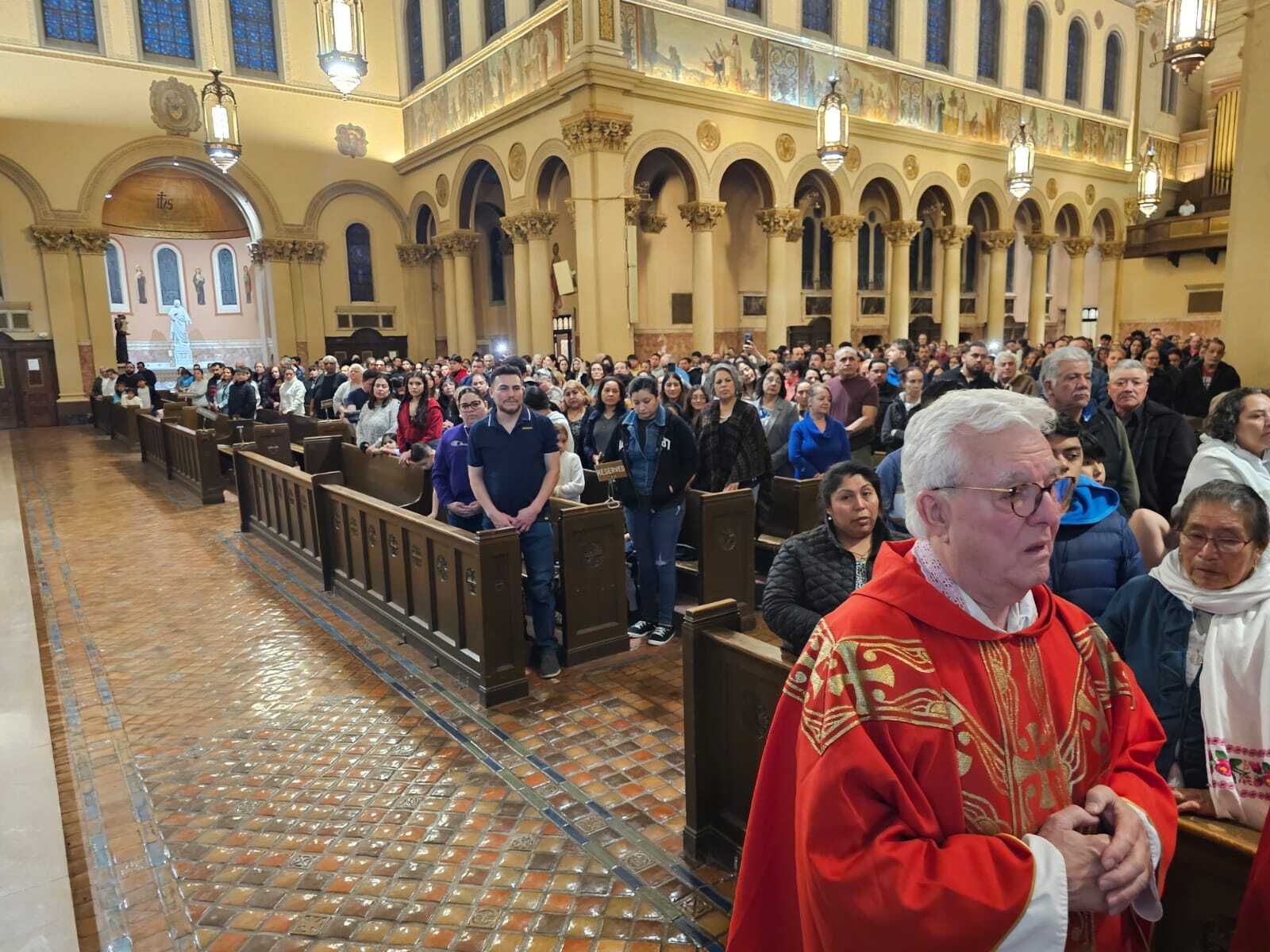 En una ceremonia muy emotiva, cientos de personas se reunieron para venerar al joven mártir, cuya entrega sigue siendo un ejemplo de valentía y amor incondicional en tiempos de adversidad.