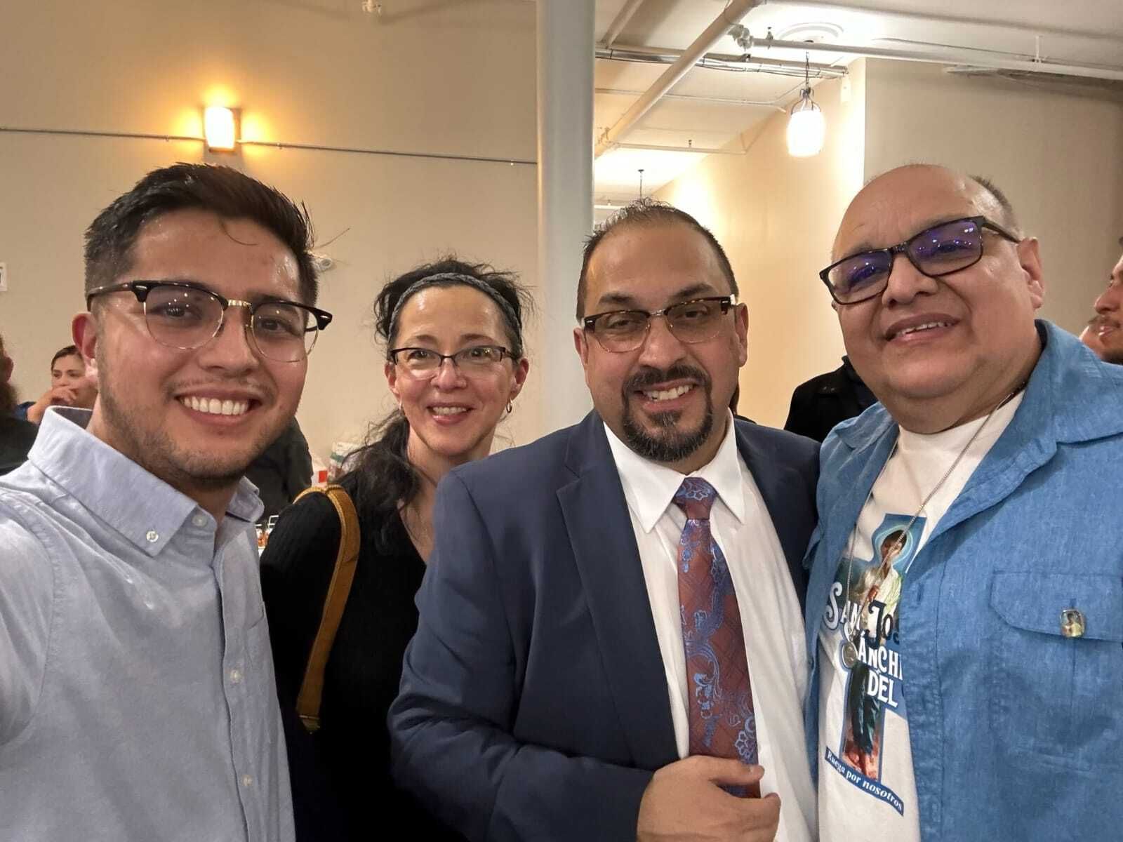 De izquierda a derecha: Antonio Guzmán, Brenda Hascall, Jaime Diaz-Herrera y un sobrino de Miguel, hermano de San José Sánchez del Río, posan para una fotografía. (Foto cortesía de Brenda Hascall | Coordinadora del Ministerio Hispano en la Arquidiócesis de Detroit)