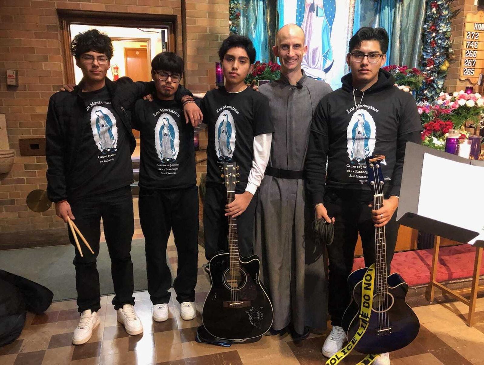 De izquierda a derecha: Juan Pablo Durán, Jordy Durán, Ezequiel, el P. Jeremy Davis y Felipe Durán. Los cuatro jóvenes forman parte del grupo juvenil "Los Mensajeros" en la St. Gabriel Church. Desde hace tres años, los cuatros tocan en honor a las Virgen de Guadalupe el 12 de diciembre. “Siempre tratamos de apoyarlos. Y estas son las cosas que nos alientan a seguir, no queremos que los muchachos se alejen de su fe”, explicó Esmeralda. (Foto cortesía de Esmeralda Durán)