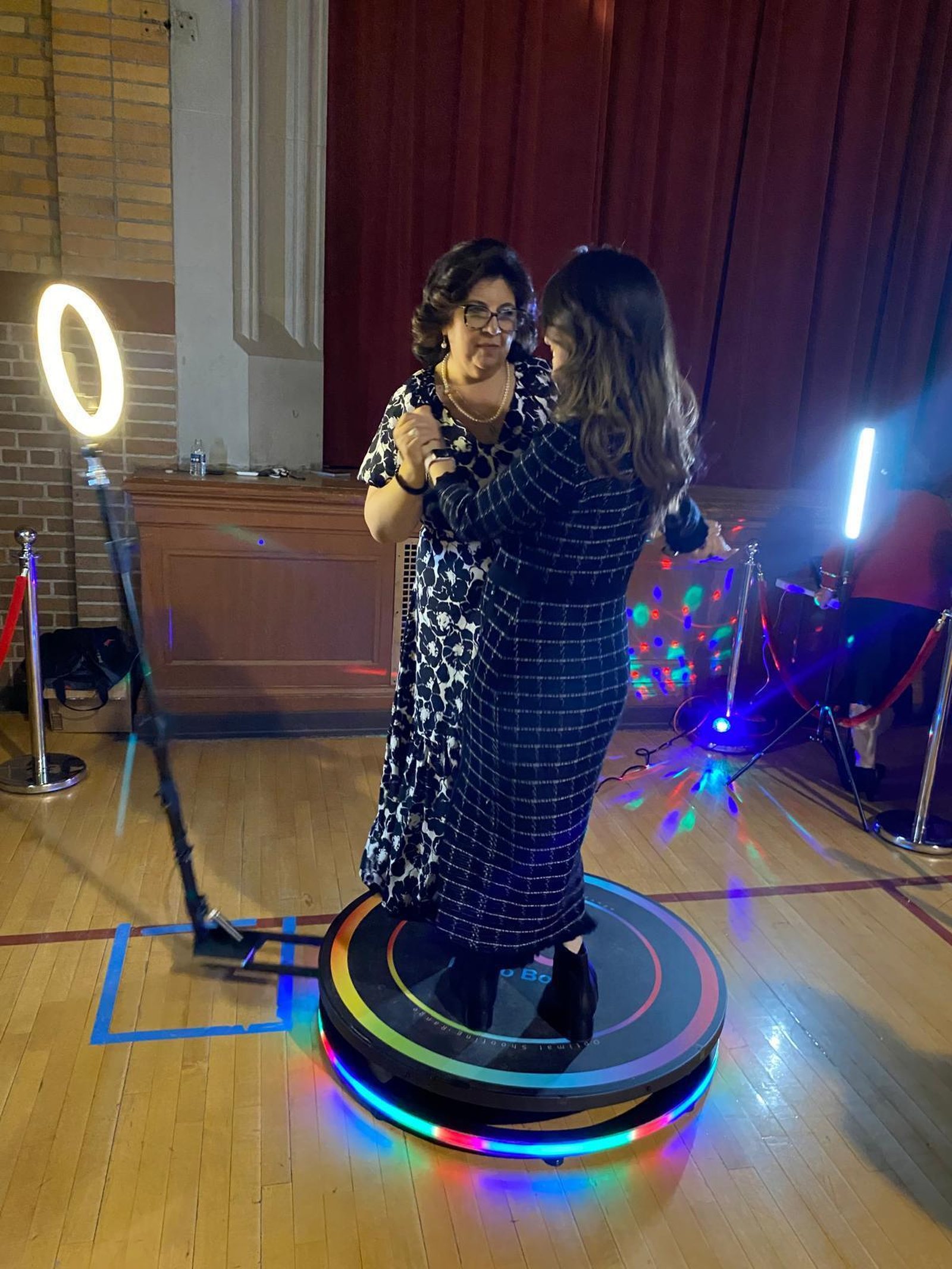 La Cena Vida Preciosa es bilingüe y ofrece una experiencia festiva con comida, rifas, música, DJ, barra de tragos, baile y photo boot.