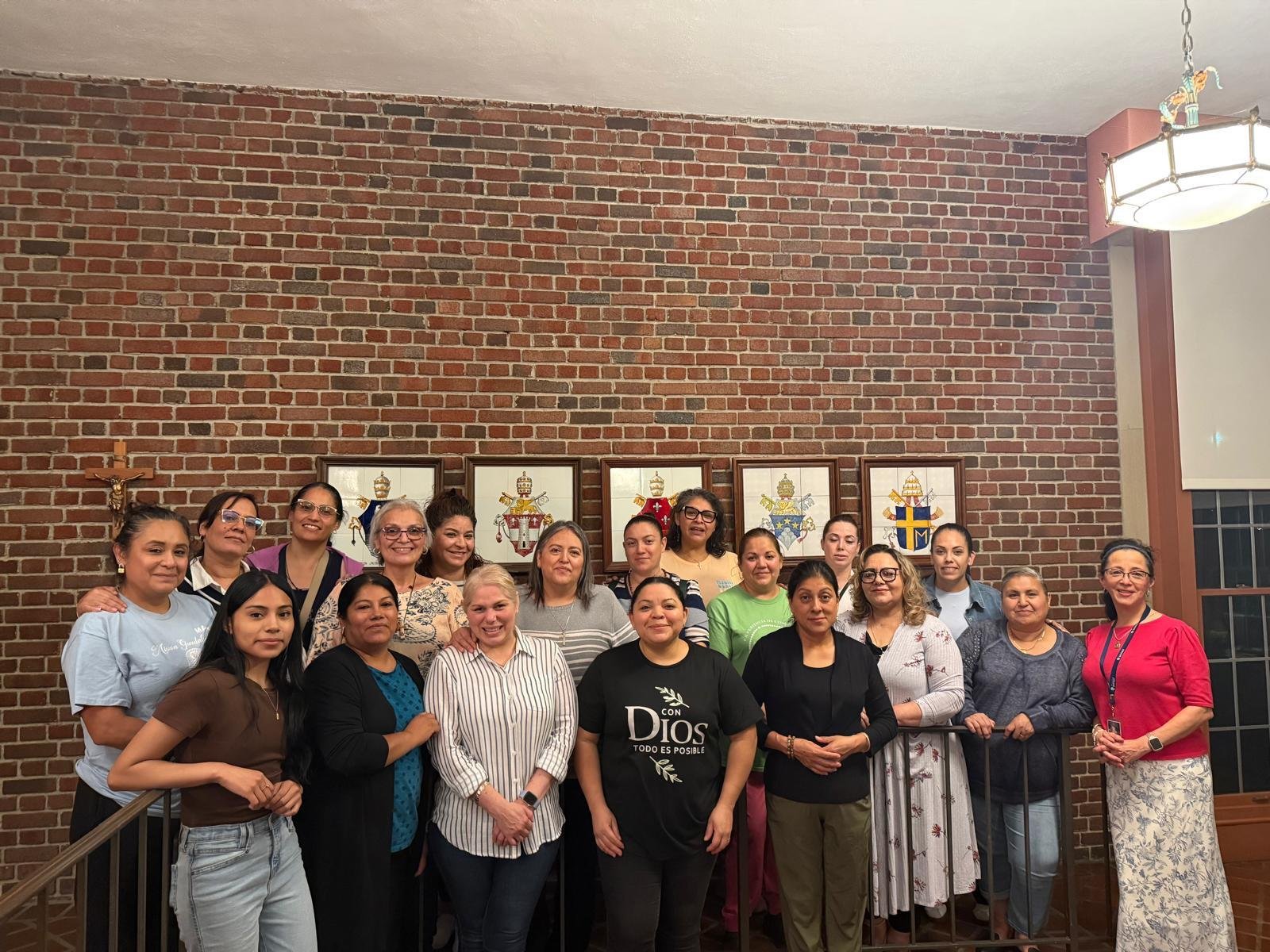 Brenda Hascall explicó a Detroit Catholic en español que el lema de esta edición, Mujer Peregrina en el Amor de Jesús, surgió después de un tiempo prolongado de discernimiento en comunidad. (Foto cortesía de Brenda Hascall | Coordinadora del Ministerio Hispano en la Arquidiócesis de Detroit)
