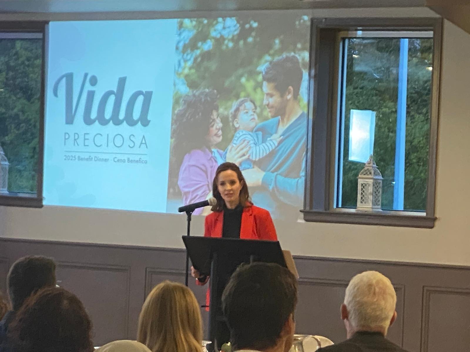 La presidenta de la organización, Amber Roseboom, dio inicio a la cena con un resumen del trabajo de Right to Life of Michigan a nivel estatal y proyectó un video con testimonios de voluntarios y colaboradores.