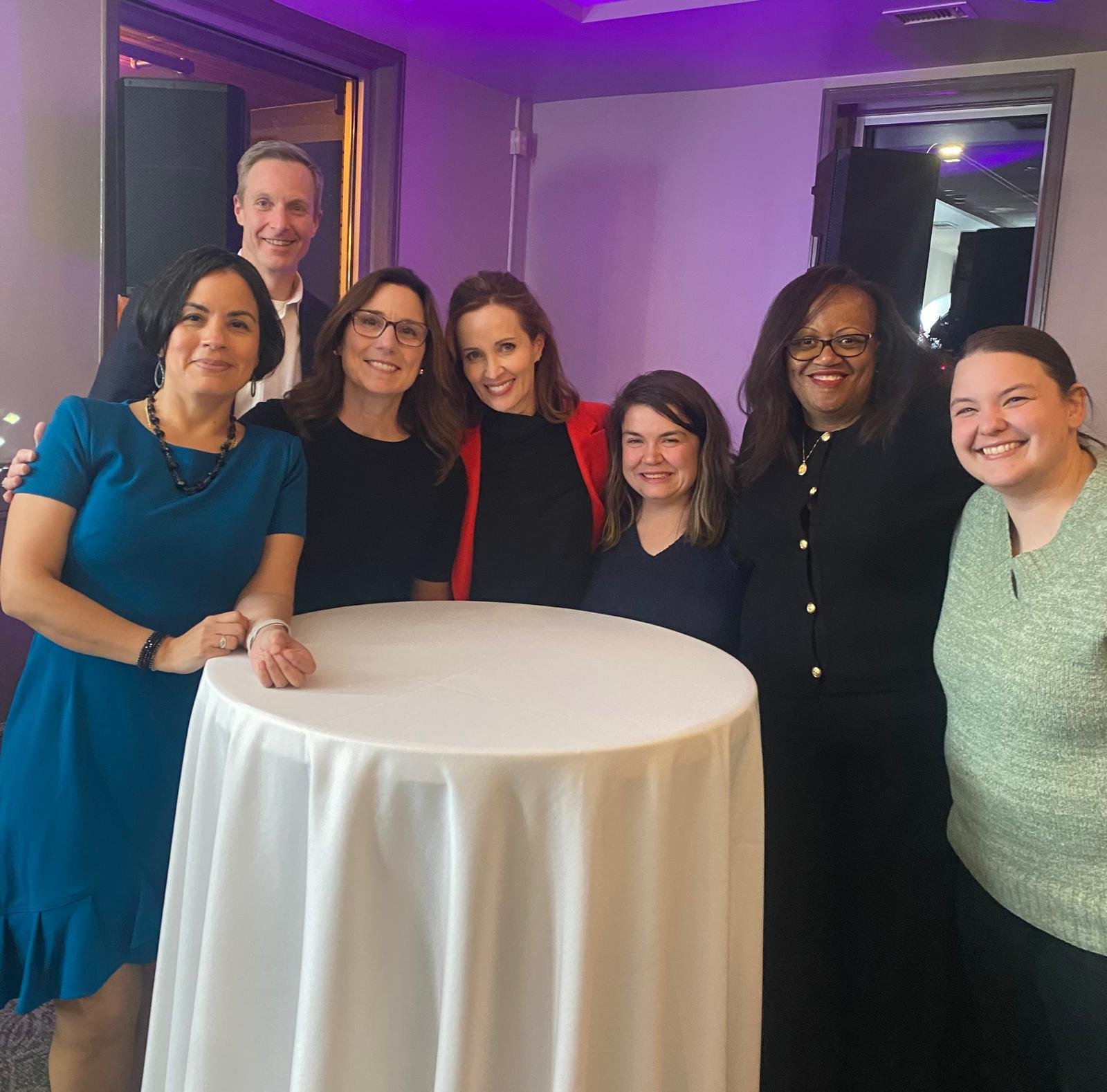 María Teresa (primera a la izquierda), quien trabaja en el alcance educativo multicultural de la organización, desempeña un papel clave en acercar el mensaje provida a la comunidad hispana.