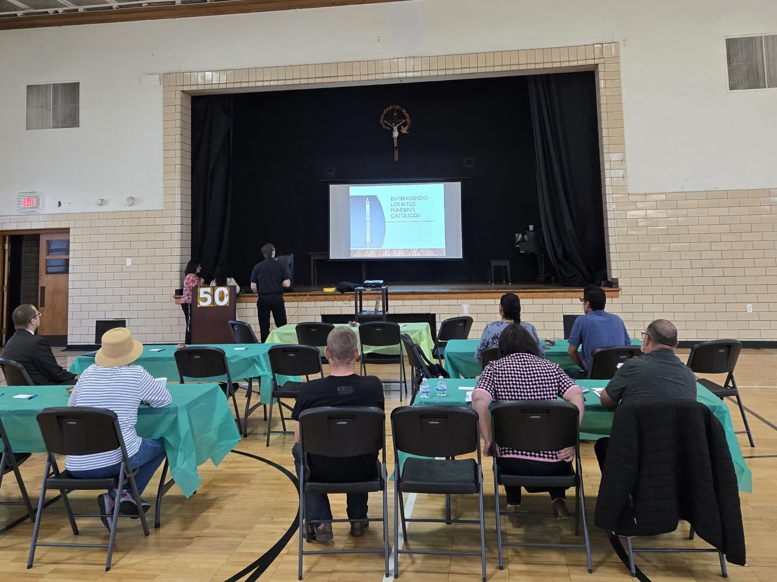 Según Verónica, muchos participantes salen transformados después de asistir al taller. Explicó que varias personas le han comentado que desconocían gran parte de la información presentada y que, a partir de lo aprendido, han reconsiderado decisiones importantes sobre cómo desean ser despedidos