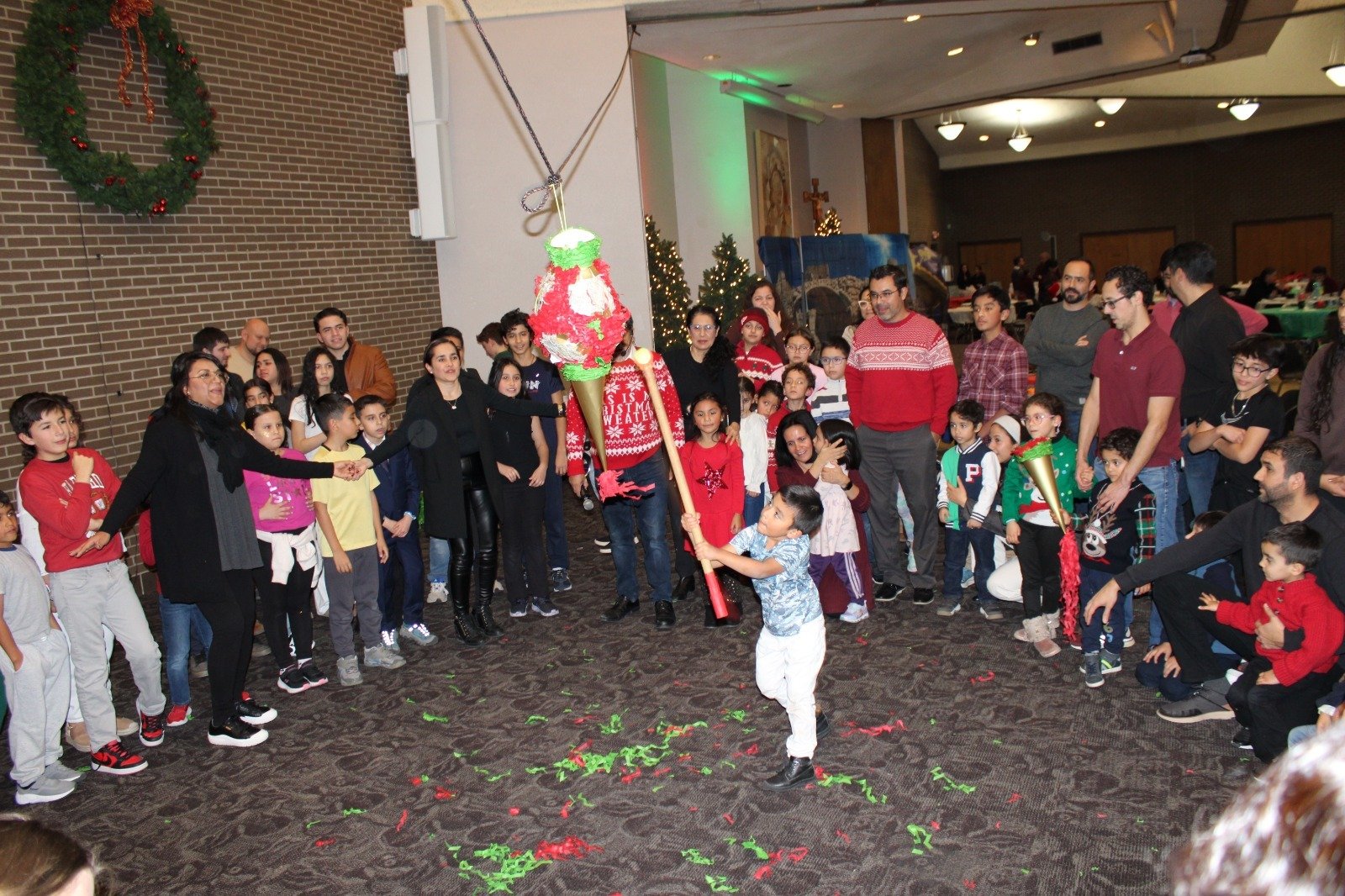 Tras la Misa en español, los fieles participan en una procesión por las instalaciones parroquiales, acompañada de cantos y oraciones. Luego, se representa la petición de posada, recordando el camino de María y San José antes del nacimiento de Jesús. La celebración continúa con piñatas, cantos navideños, una cena comunitaria y una representación en la que los niños participan activamente hasta el encuentro con el Niño Dios.