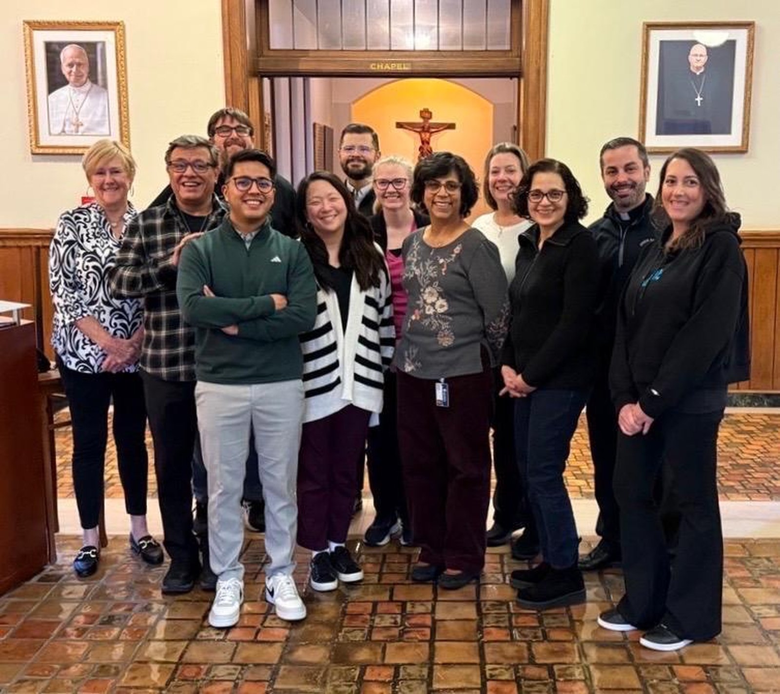 El equipo del Departamento de Renovación Parroquial de la Arquidiócesis de Detroit posa para una foto en el Sacred Heart Major Seminary. (Foto cortesía de Antonio Guzmán)