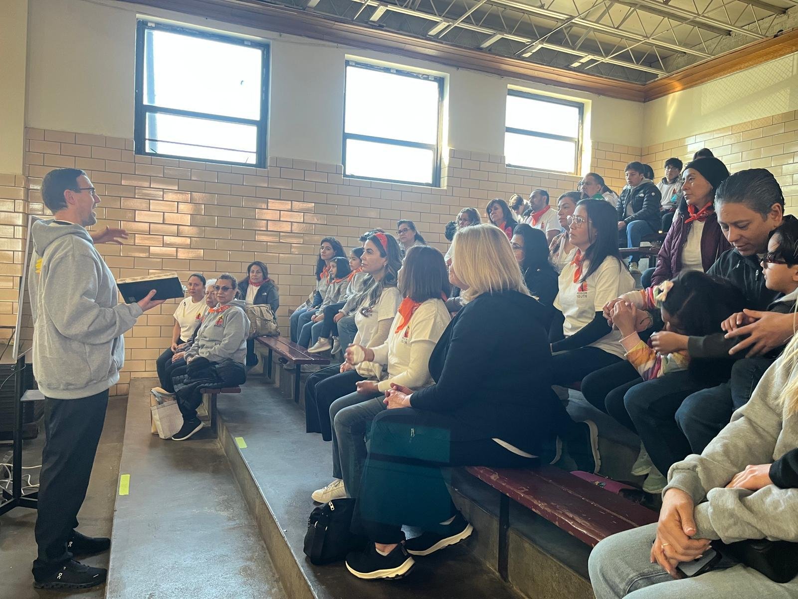 Los misioneros reciben formación del P. Jason sobre el mensaje del Evangelio que compartirán durante las visitas a las familias.