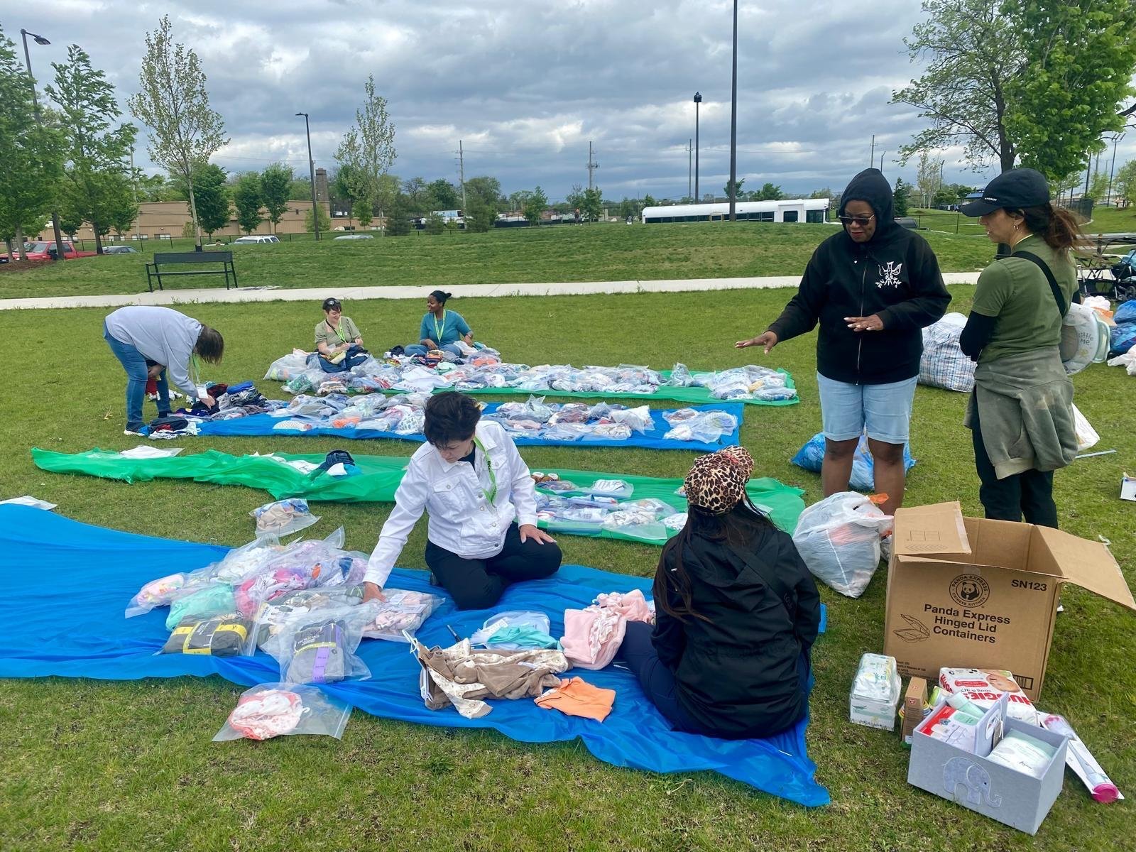 Aunque las familias reciben pañales, ropa, fórmula y otros elementos esenciales, uno de los aspectos centrales es la posibilidad de conectarse con organizaciones que ofrecen apoyo continuo en Detroit.