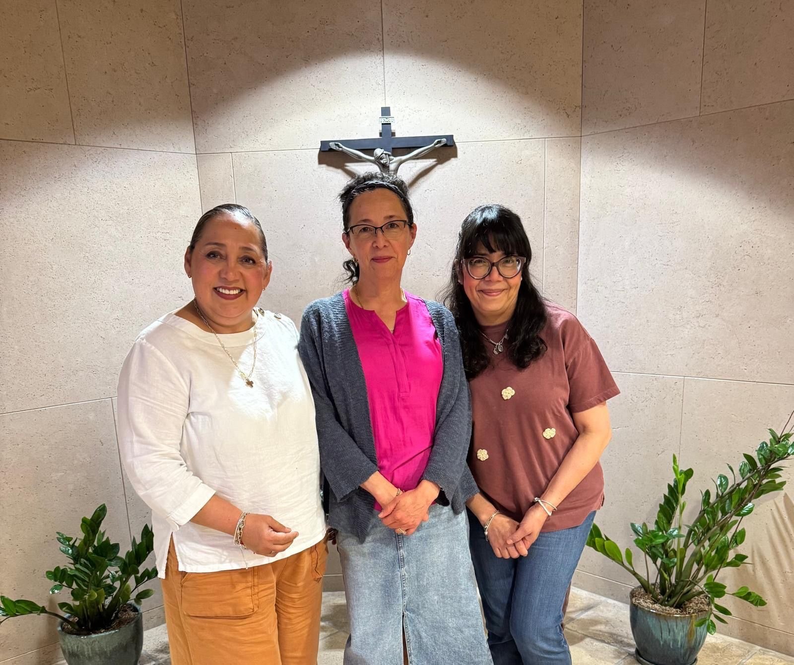Anita Hijar, Brenda Hascall y Angelina Cortés esperan que la gente conozca la fe del pueblo cristiano de hace cien años, cómo defendieron a Cristo y cómo nada los detuvo para seguir viviendo su fe. (Foto cortesía de Angelina Cortés)