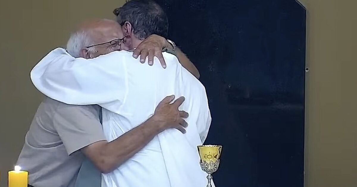 In Brazil, images go viral after priest interrupts Eucharist to comfort crying elderly man