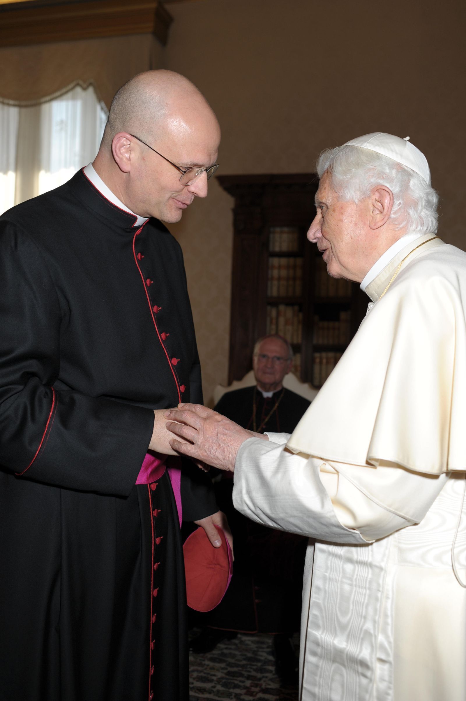 En marzo de 2012, el entonces Mons. Weisenburger, obispo electo de Salina, Kansas, saluda al papa Benedicto XVI en el Vaticano. Aunque aún no había sido ordenado obispo, Mons. Weisenburger viajó a Roma para representar a su nueva diócesis como parte de la visita ad limina de su región episcopal, una peregrinación que los obispos suelen realizar cada cinco a siete años para informar sobre el estado de sus diócesis y orar en las tumbas de los apóstoles por sus Iglesias locales.
