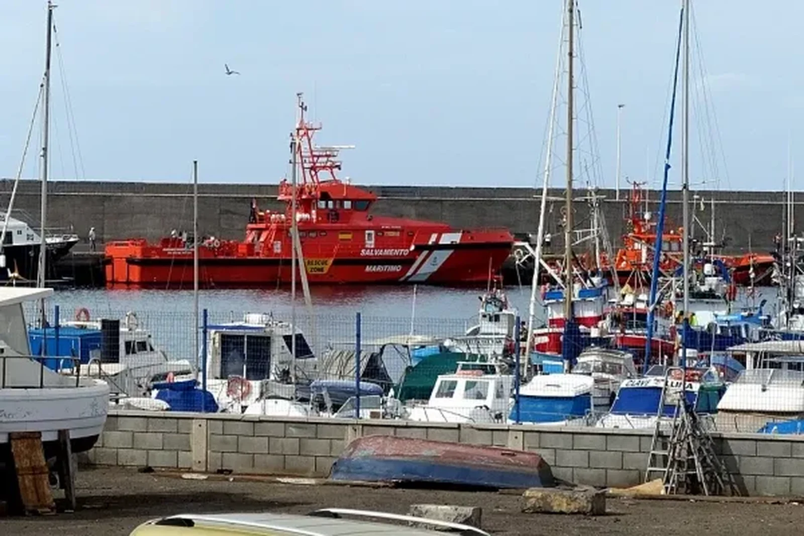 Muelle de Arguineguín, en Gran Canaria, uno de los principales puntos de llegada de cayucos. Crédito: Dominio Público.