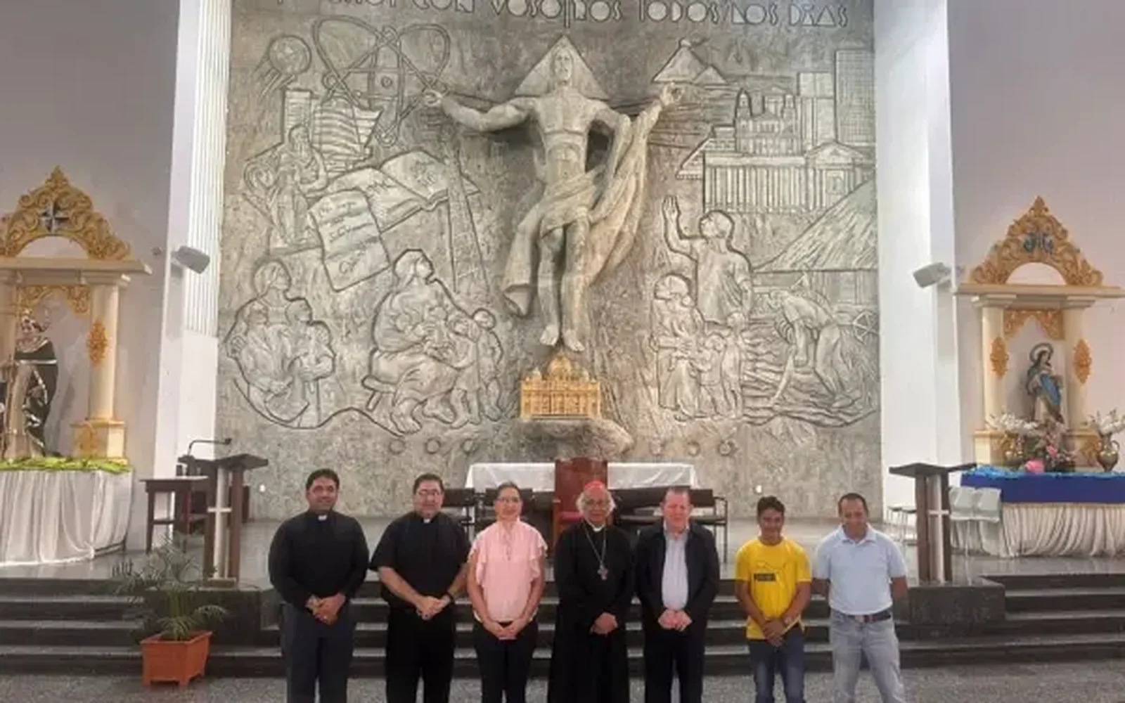 El Cardenal Brenes recibe el mural restaurado de Cristo resucitado. Crédito: Arquidiócesis de Managua.