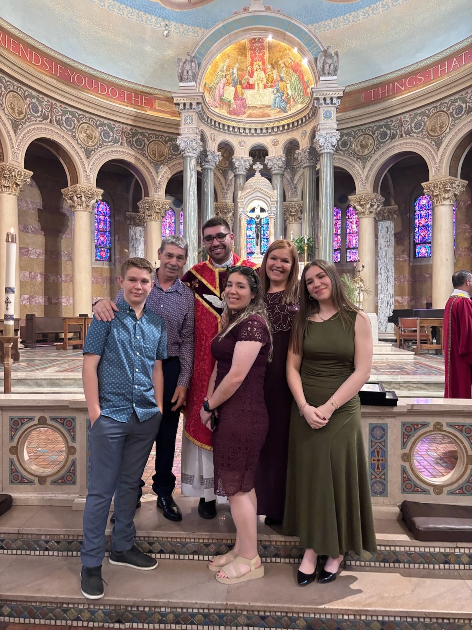 El P. Lizandro Barba posa junto a su familia en la Parroquia Holy Redeemer, Detroit. (Fotos cortesía del P. Lizandro Barba)