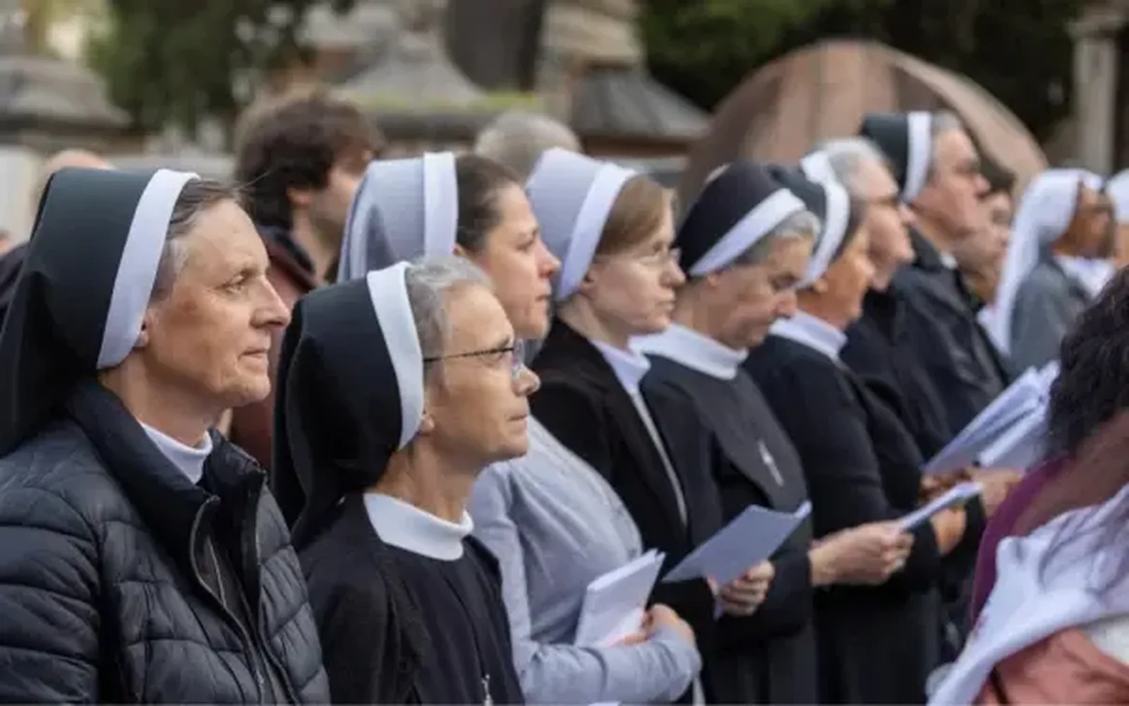 Fieles en la Misa del Papa León XIV en el Cementerio del Verano en Roma. Crédito: Crédito: Daniel Ibáñez / EWTN