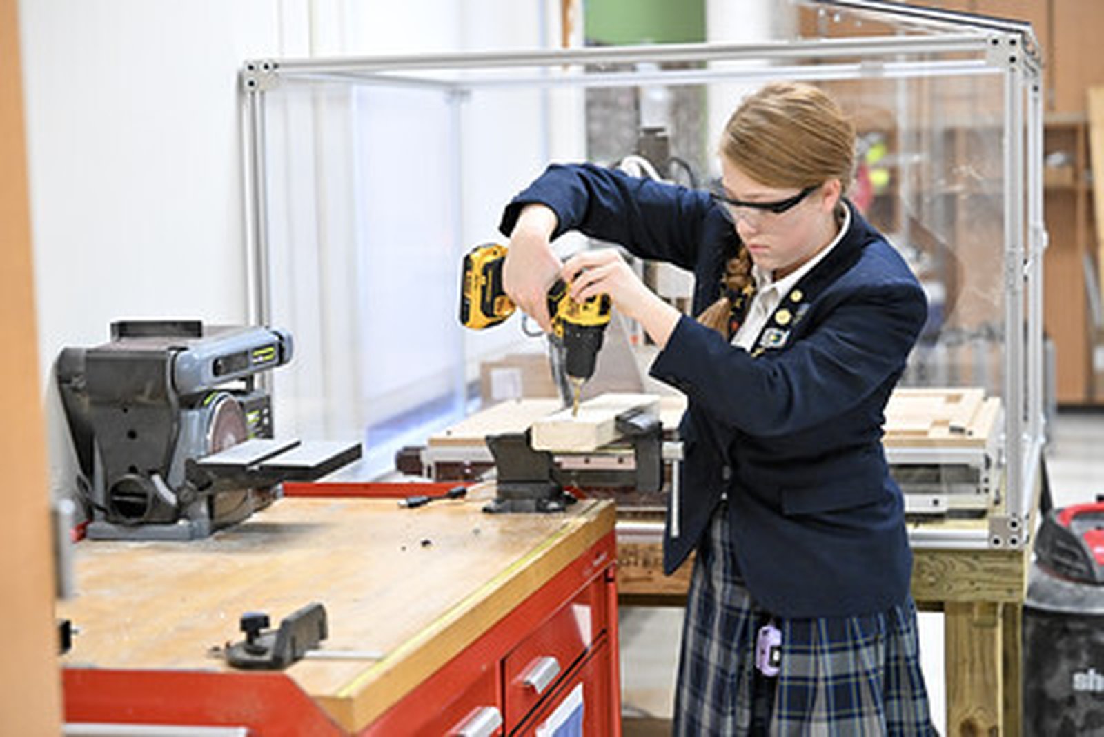 Senior Kassandra W. trabaja con herramientas eléctricas durante la clase STEAM Capstone.
