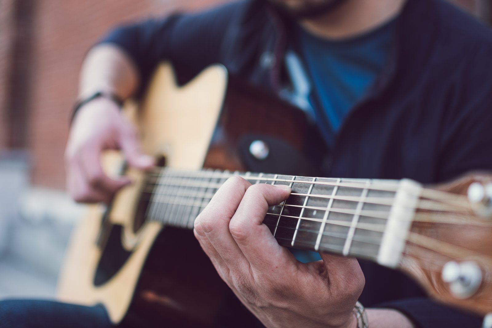 Para fomentar la música, un maestro va a enseñarles a su casa. Uno de los hijos toca el bajo, otro los tambores, tres tocan el piano, Juan y Angelica la guitarra y a la niña más pequeña le gusta cantar. (Foto por Jesús Cantú, cortesía de Cathopic.)