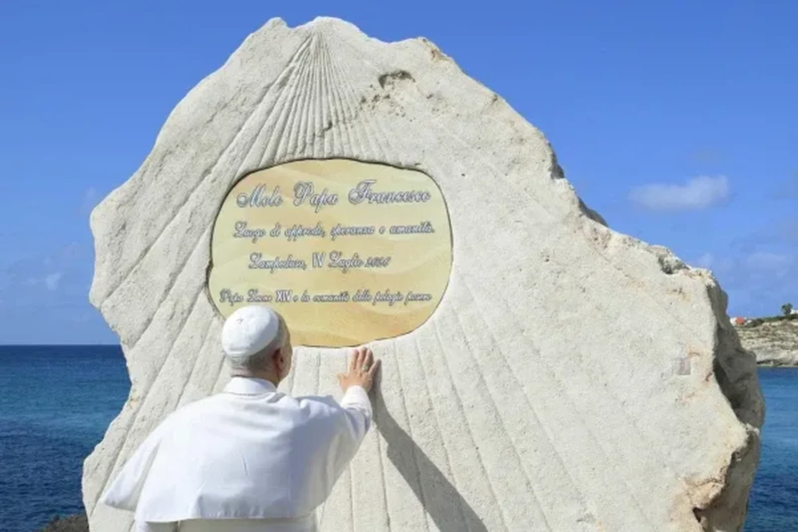 León XIV bendijo una piedra que dedica el muelle al Papa Francisco. Crédito: Vatican Media.
