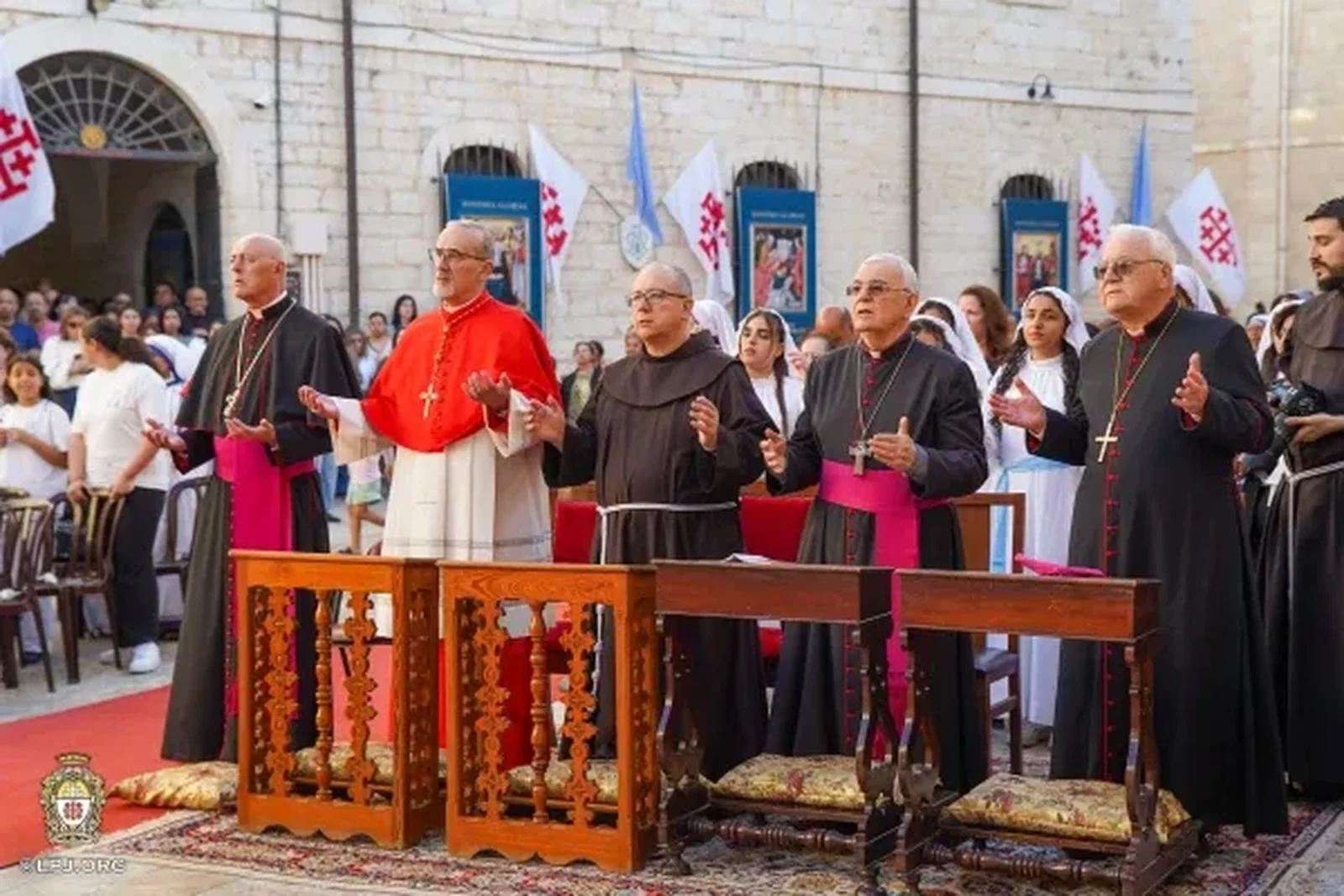 El Cardenal Pizzaballa y Fray Francesco Ielpo participando en la celebración eucarística. Crédito: Patriarcado Latino de Jerusalén.
