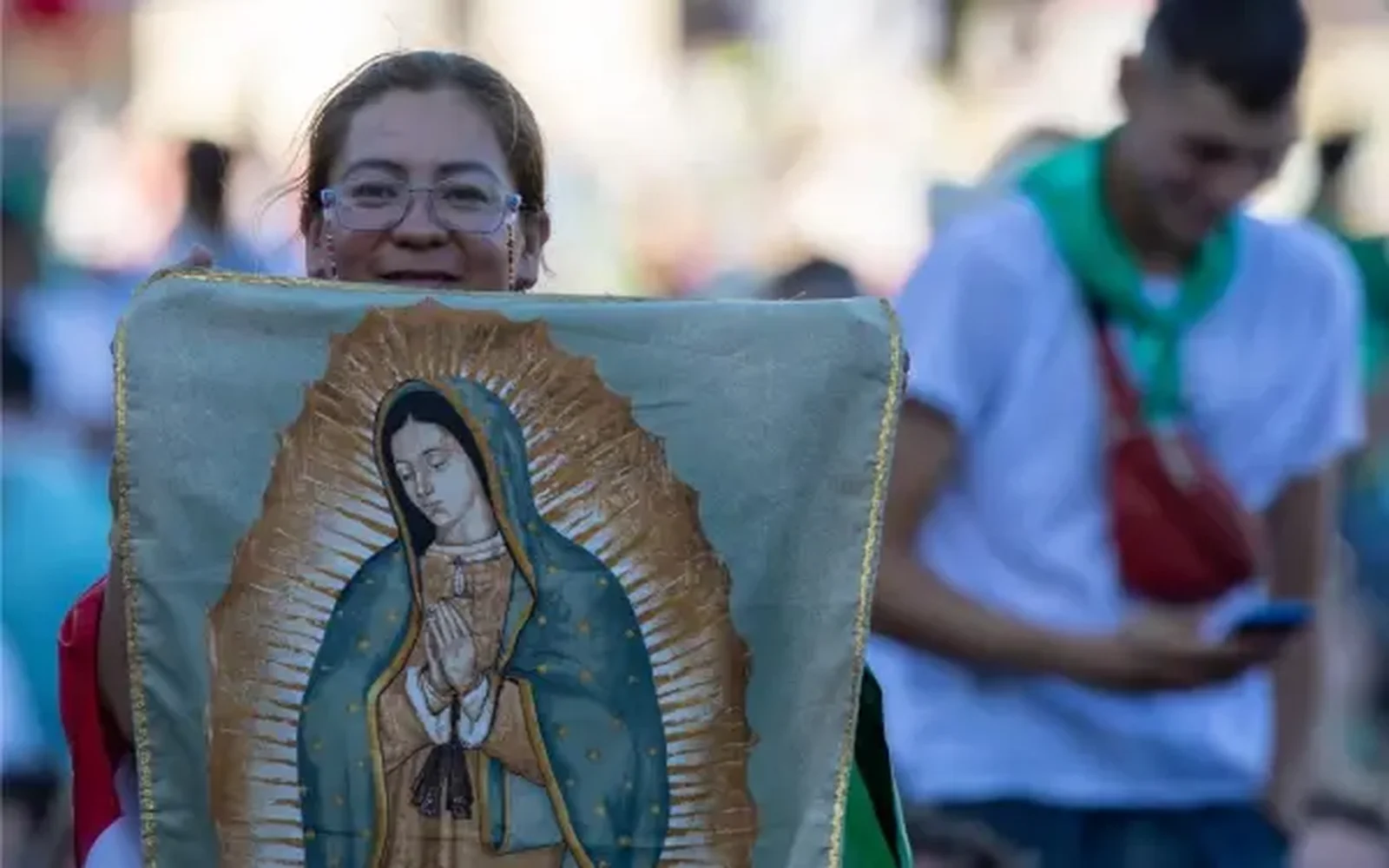 Cientos de miles se congregaron ayer en la Plaza de San Pedro del Vaticano para participar en la Misa de bienvenida del Jubileo de los Jóvenes. En la celebración, Mons. Rino Fisichella, pro-prefecto del Dicasterio para la Evangelización del Vaticano, les aseguró que “la fe es una elección de libertad”. Crédito: Daniel Ibáñez/EWTN News.