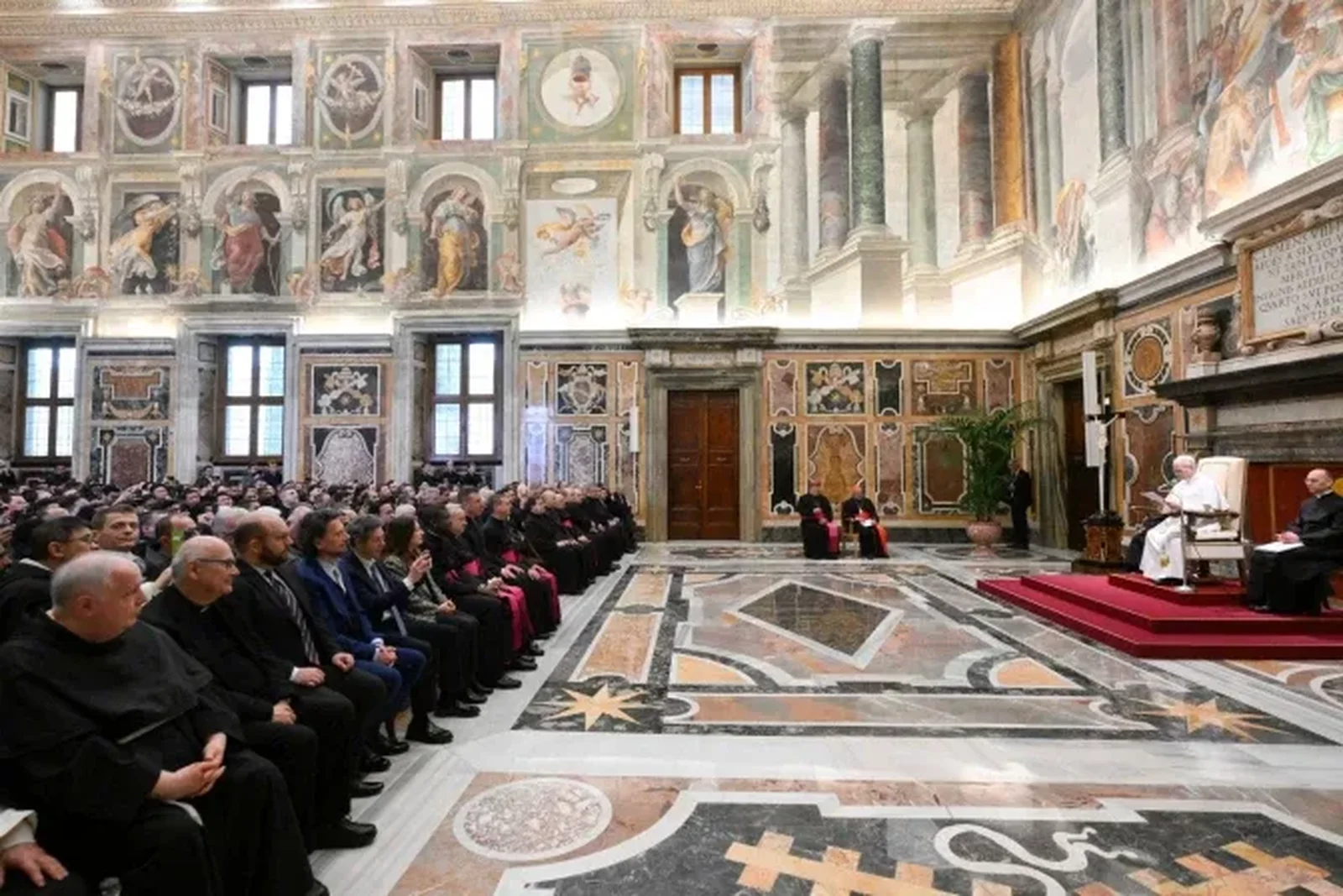 El Papa tuvo un encuentro con los sacerdotes que participan en el curso anual dedicado a la formación de confesores, organizado por la Penitenciaría Apostólica. | Crédito: Vatican Media
