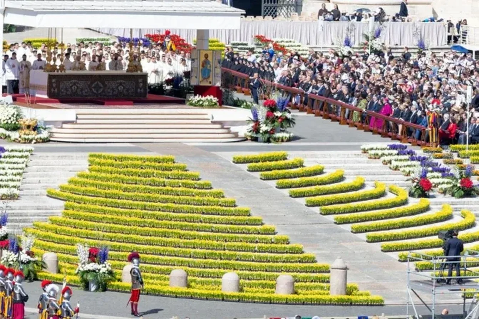 El Papa durante la celebración del Domingo de Pascua | Crédito: Daniel Ibañez/ EWTN News