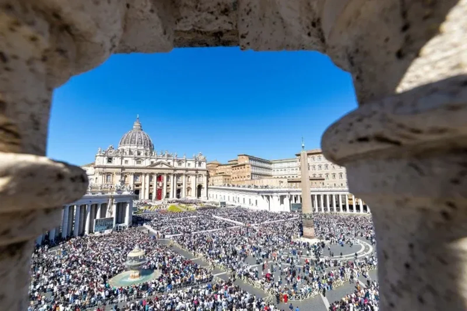 La plaza de San Pedro durante la Misa del Domingo de Resurrección cuando el Papa anunció la vigilia de oración por la paz | Crédito: Daniel Ibañez/EWTN News