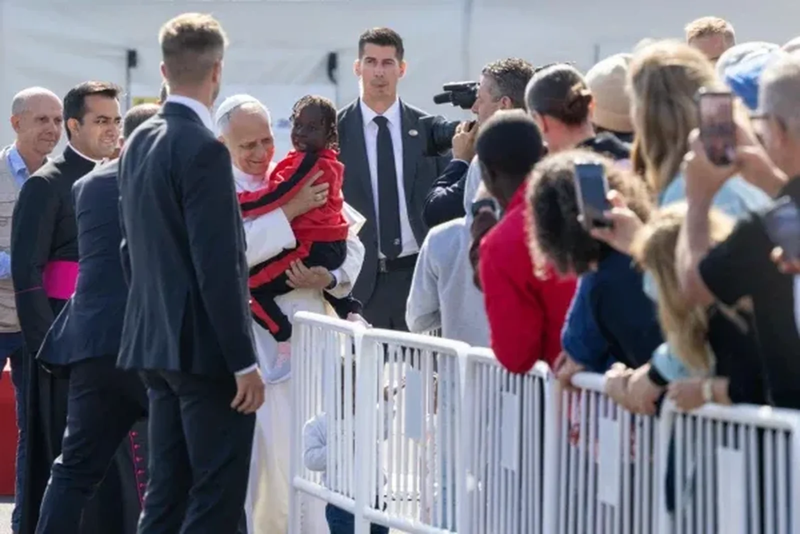 El Papa abraza a una niña en Tenerife. Crédito: Daniel Ibáñez/EWTN News.