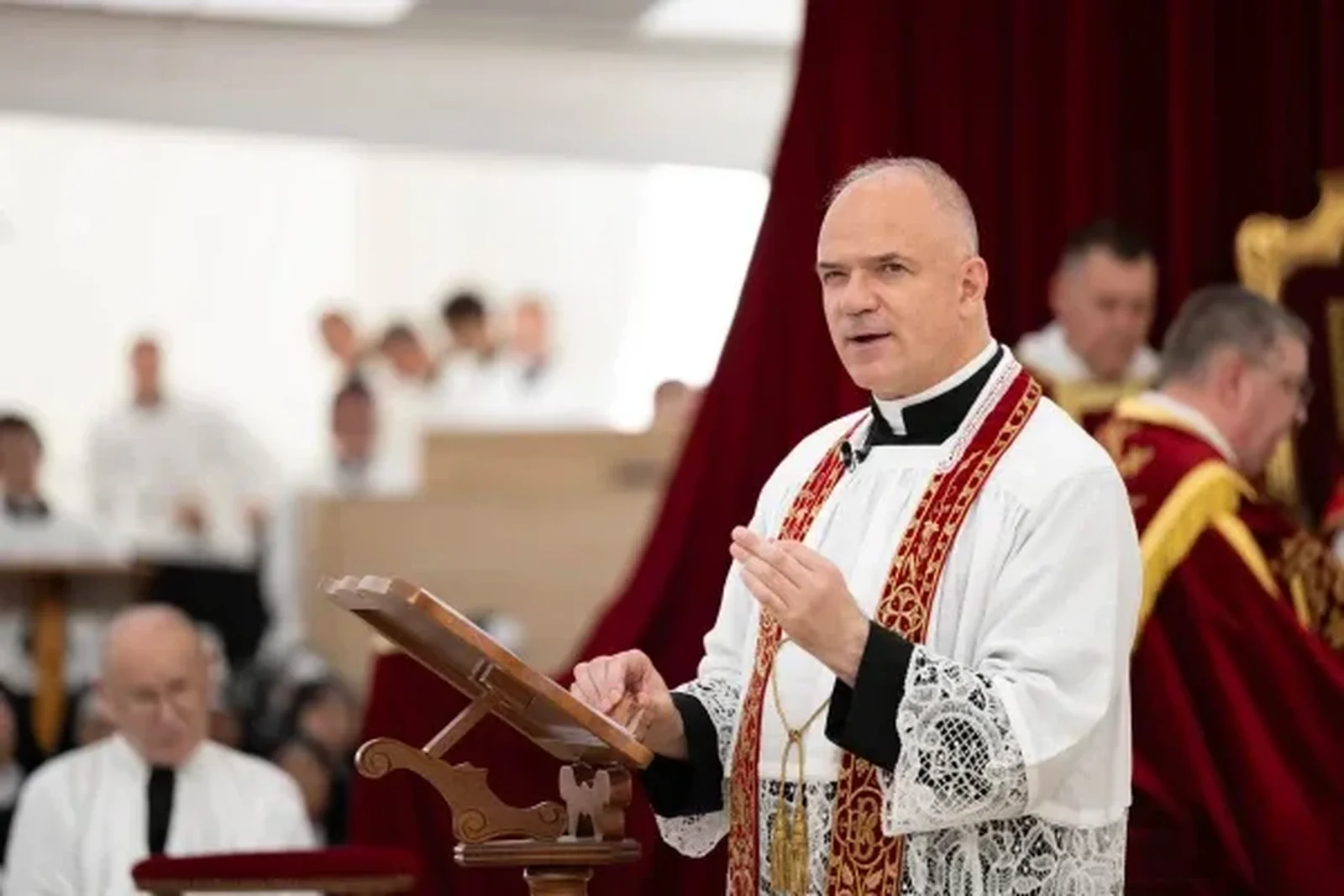 El P. Pagliarani leyó un texto en el que justificó las consagraciones apelando a un supuesto “estado de necesidad”, un argumento no válido para el Vaticano. Crédito: Fraternidad Sacerdotal San Pío X.