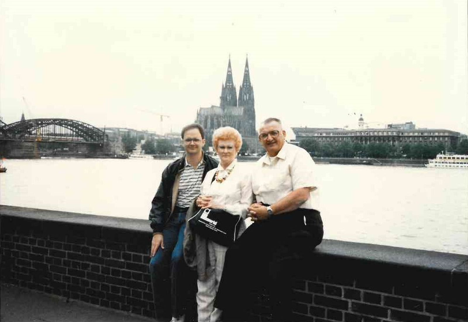 El Arzobispo Weisenburger aparece en la foto junto a sus padres, Edward y Asella Weisenburger, en Colonia, Alemania, en 1987, durante su último año de estudios en el seminario en Bélgica.