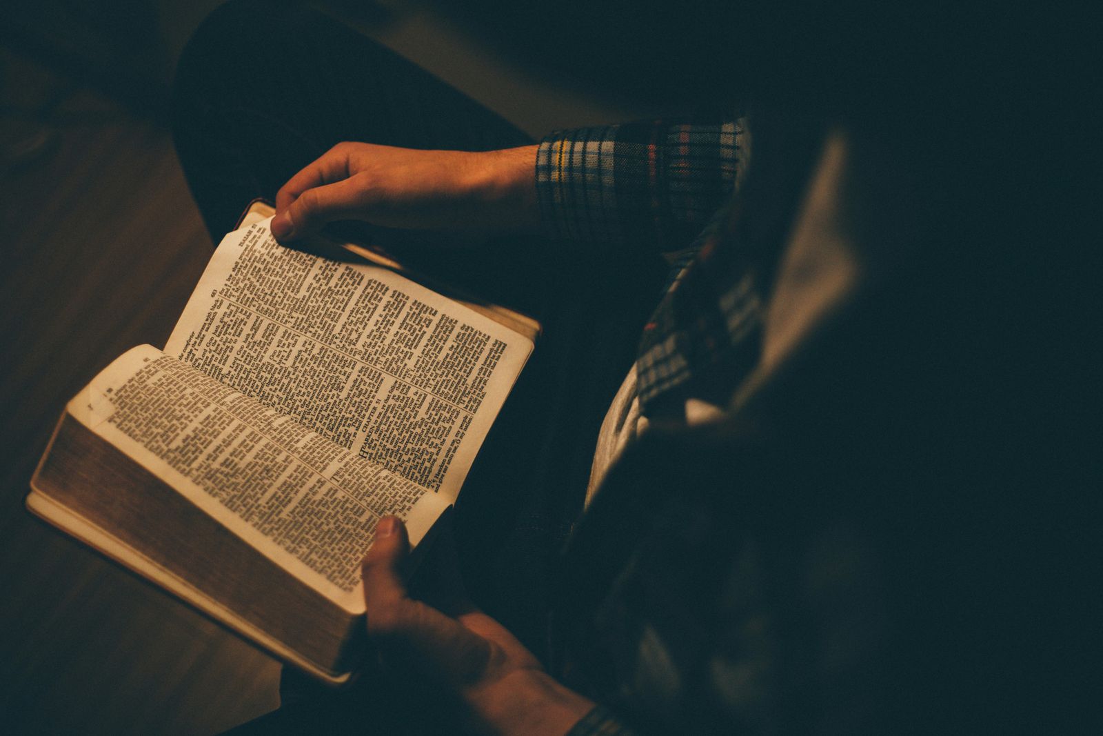 Según el Diácono Chris Beltowski, la oración es fundamental para entender la voluntad de Dios en la vida de cualquier persona. Es importante participar de una noche de concientización, donde el hombre, junto con su esposa, puede aprender más sobre esta vocación y reflexionar sobre sus propios sentimientos. Estas noches ofrecen la oportunidad de discernir si este camino es el que Dios los está llamando a seguir. (Foto por Priscilla du Preez, cortesía de Unplash)