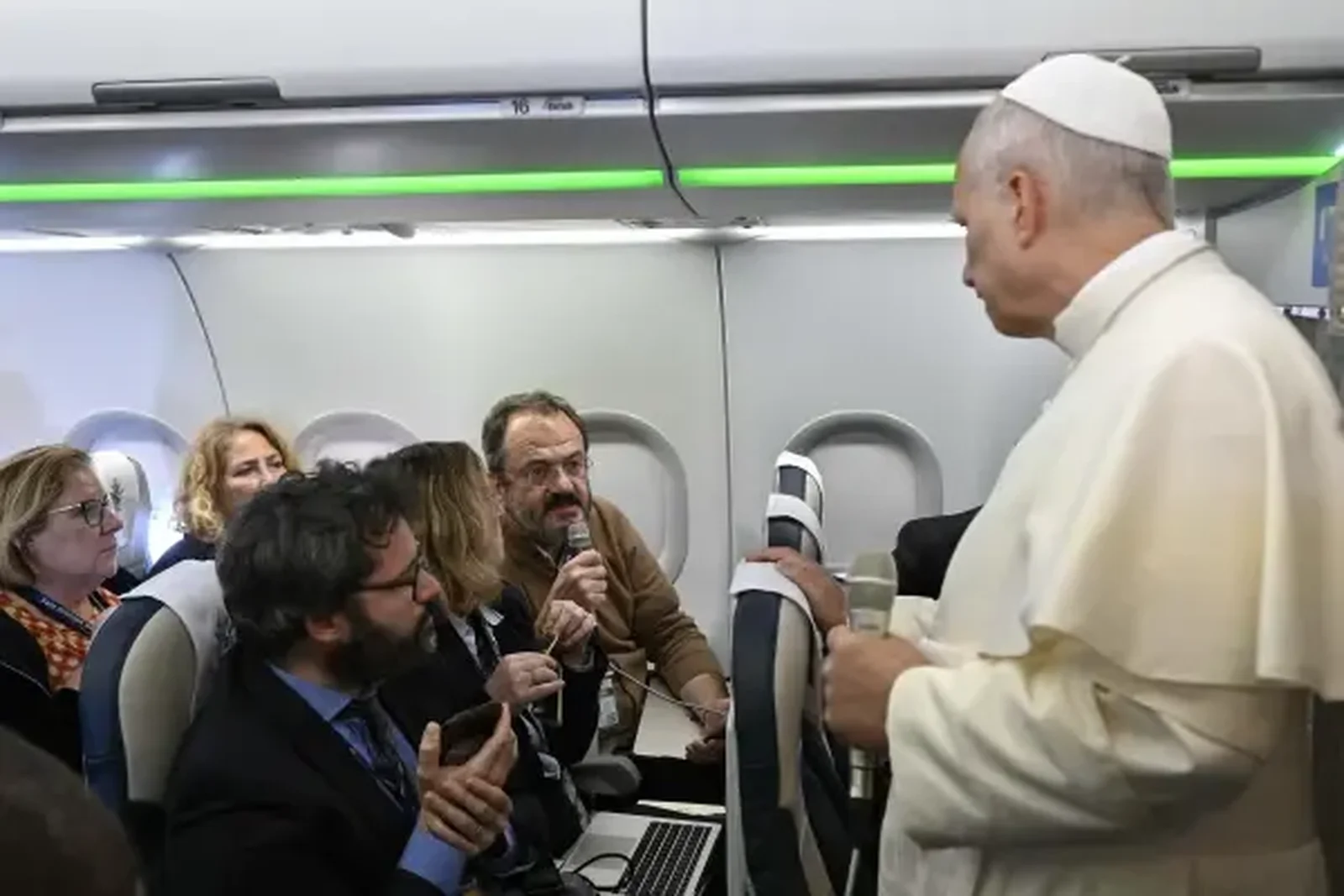 Rueda de prensa en el avión. Crédito: Vatican Media