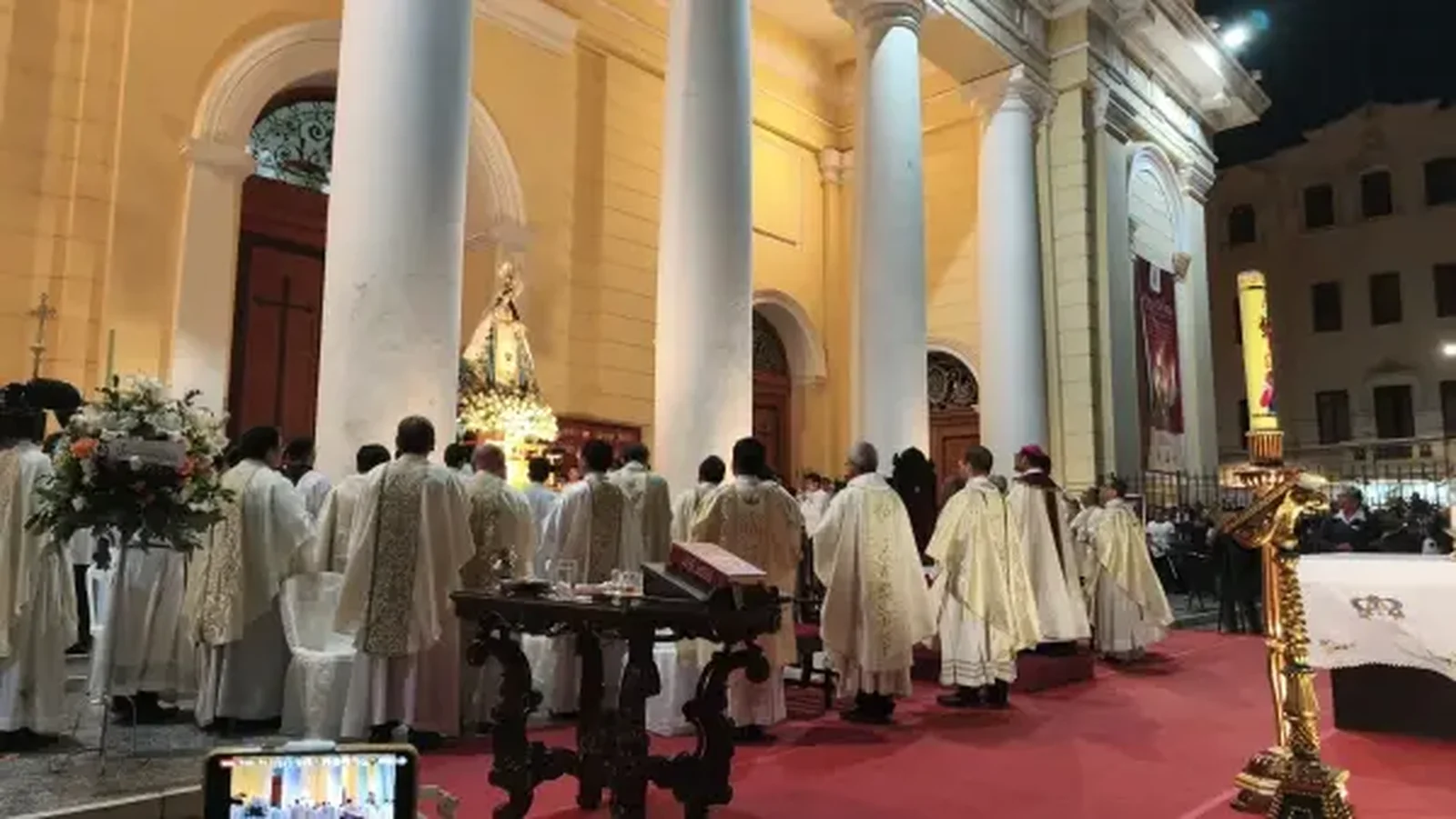 El Obispo Edinson Farfán y el clero rezando ante una imagen de la Santísima Virgen María. Crédito: Diego López Marina – EWTN News
