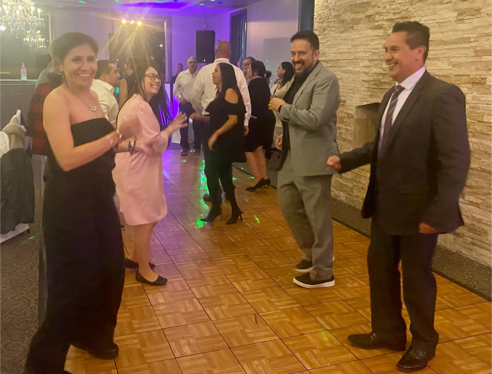 Tras la rifa de canastas, la música y el baile pusieron el broche de oro a una velada que reflejó la alegría de servir a una causa noble.