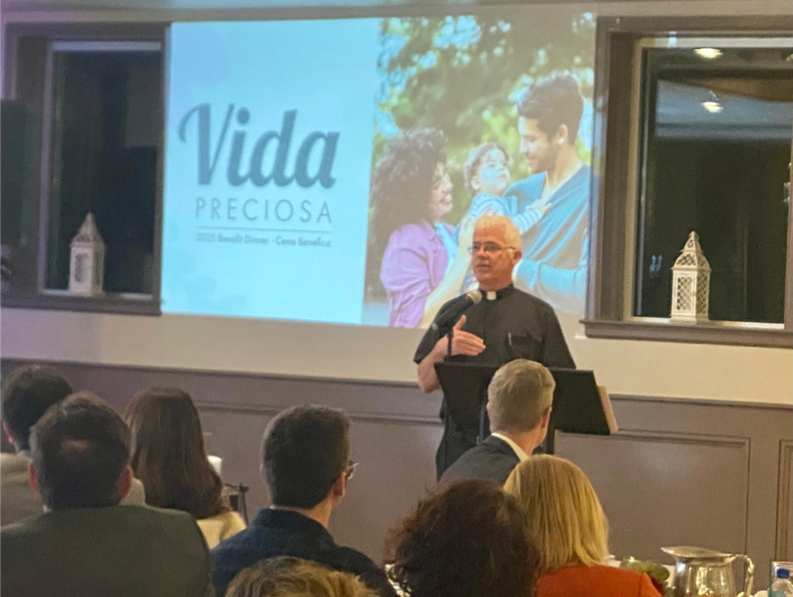 El momento central de la noche llegó con la presentación del P. Anthony, quien, con un tono cercano y ameno, recordó que “Dios se ha hecho presente en nuestra vida desde joven” e invitó a los comensales “a continuar en esta causa de apoyar a los que nadie escucha”.