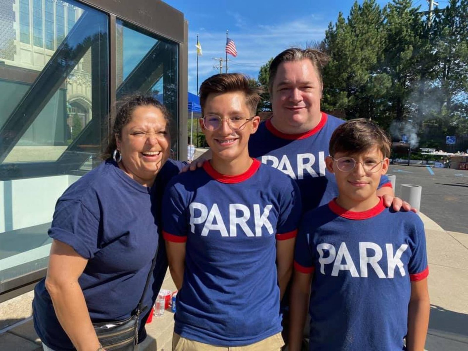 La familia Kaminsky de la parroquia St. Ambrose sonríe durante una fiesta en la cuadra el 15 de agosto en la iglesia de Grosse Pointe Park. Además de la parroquia, varias familias también se vieron afectadas por las inundaciones de este verano, dijo el padre Pelc. (Cortesía de St. Ambrose Parish)