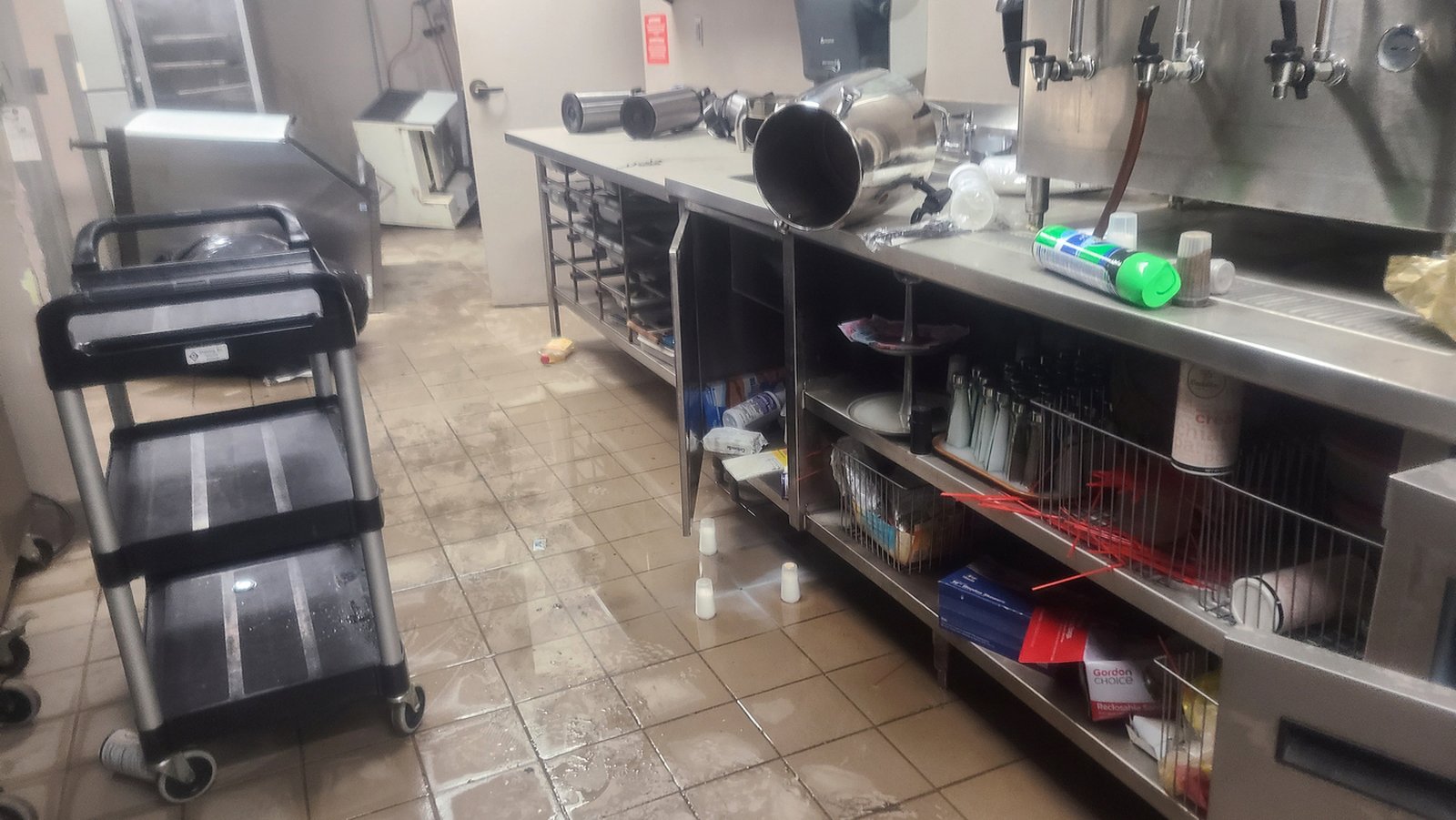 La cocina industrial en el salón social de St. Ambrose Parish, The Ark, se muestra después de que las inundaciones de junio causaron miles de dólares en daños. En respuesta a la mayor frecuencia de inundaciones en los suburbios del anillo interior de Metro Detroit, la parroquia ha formado un comité ad-hoc para trabajar con funcionarios cívicos y estatales en soluciones a corto y largo plazo. (Cortesía de St. Ambrose Parish)