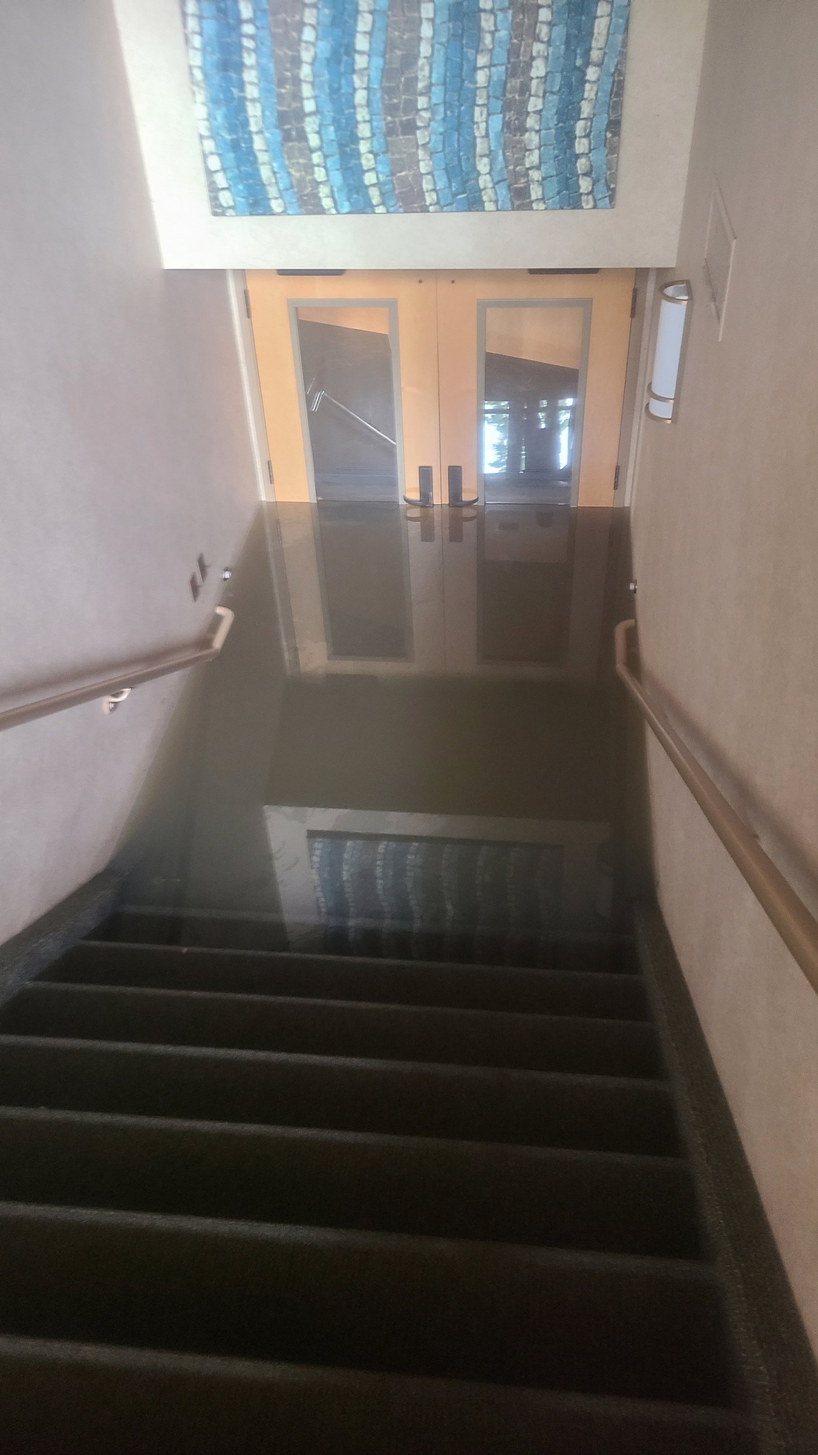 Las aguas de la inundación suben hasta la mitad de la puerta de The Ark en St. Ambrose Parish en Grosse Pointe Park.