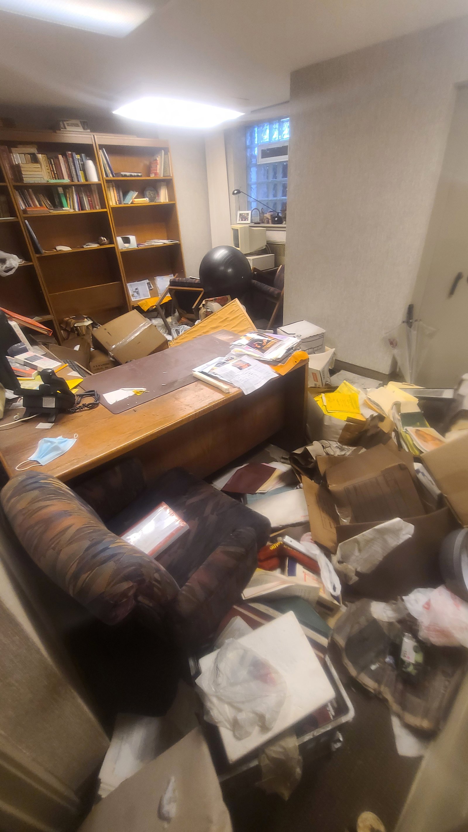 Muebles, cajas llenas de registros y artículos de oficina flotan en las aguas de la inundación en junio en St.﻿ Ambrose.