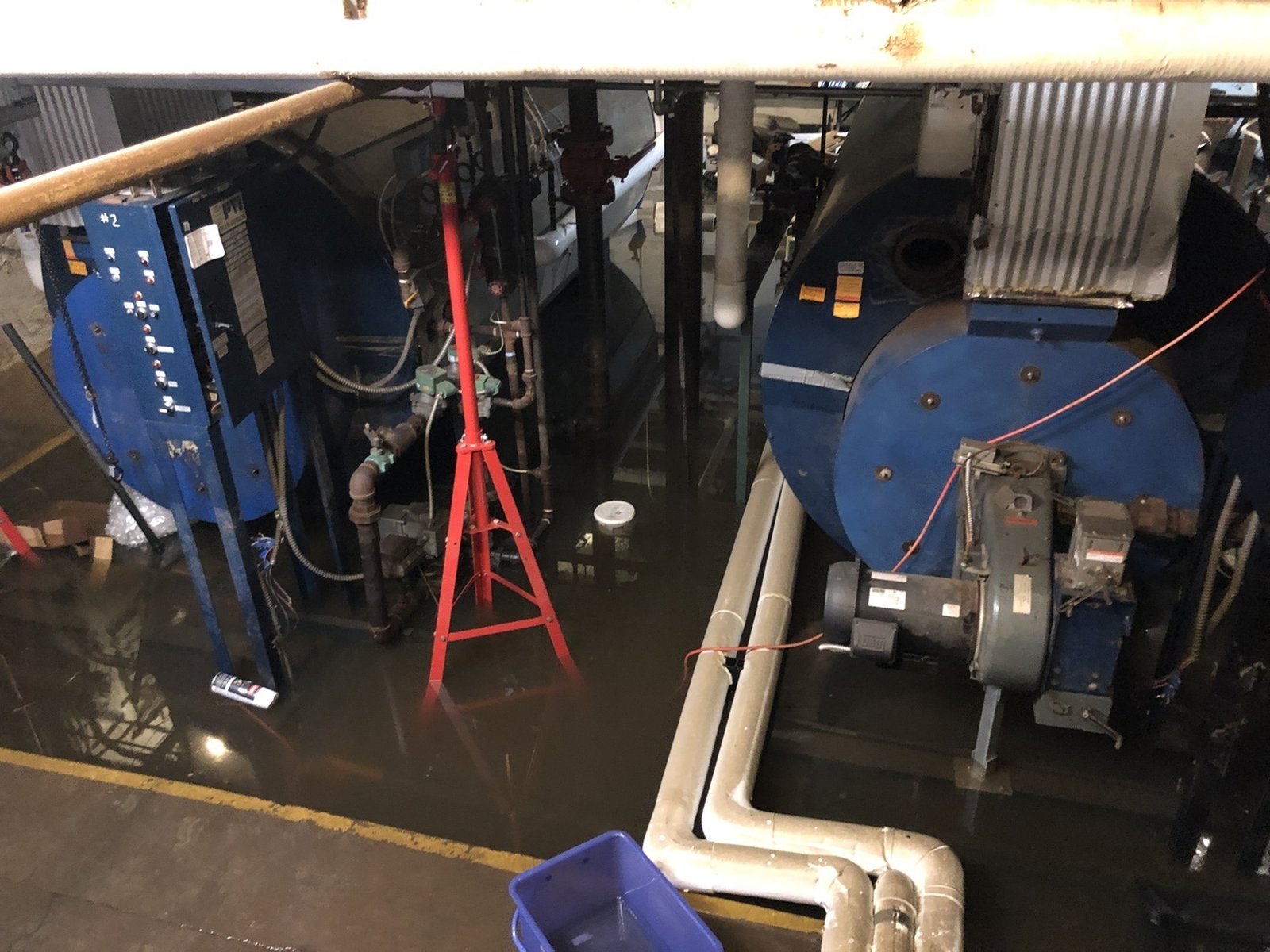 McDevitt estima que el agua tenía de cuatro pulgadas a 2 ½ pies de profundidad, dependiendo del edificio. El agua alcanzó las 24 pulgadas en la sala de calderas del edificio principal, dañando la caldera y las válvulas de gas sin posibilidad de reparación. El seguro cubre las pérdidas y el equipo, incluidos los trabajos de reparación del ascensor desde la iglesia hasta el salón social. Cerca de 2,300 galones de agua fueron extraídos profesionalmente del nivel inferior de la parroquia St. Clare of Montefalco, lo que causó daños a la caldera y al elevador de la parroquia. (Cortesía de la parroquia St. Clare of Montefalco)
