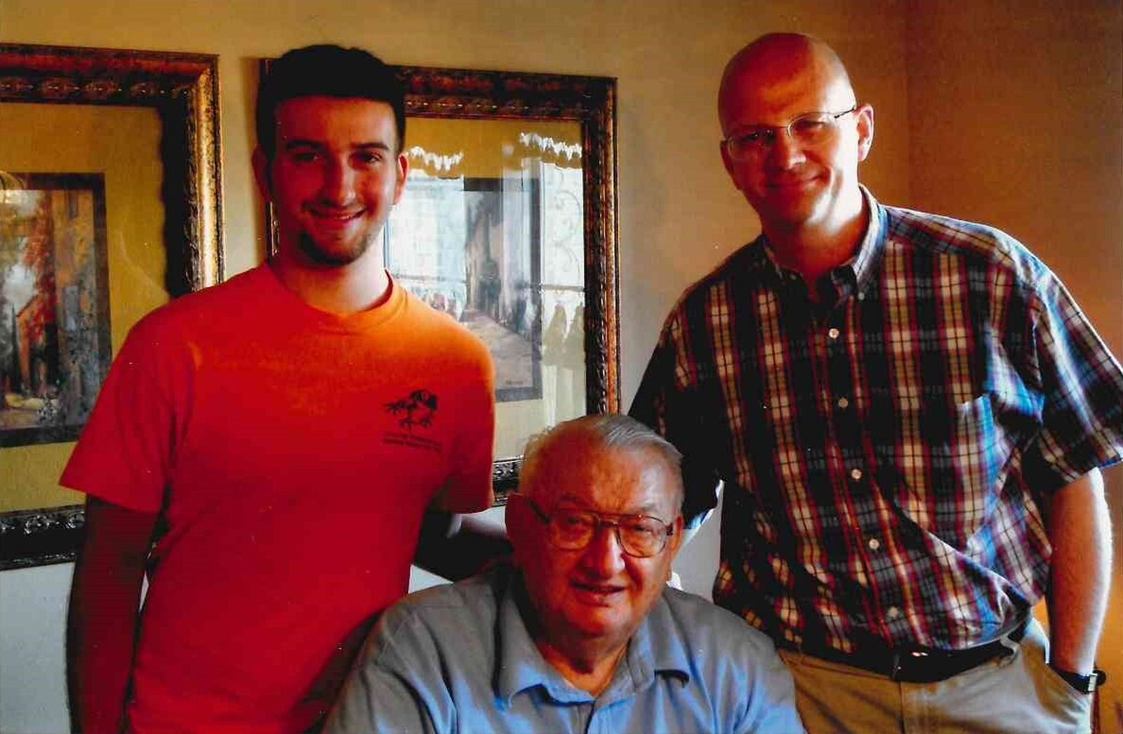 El Arzobispo Weisenburger (derecha) aparece en la foto junto a su padre, Edward John Weisenburger (centro), y su sobrino Stephen James Weisenburger.