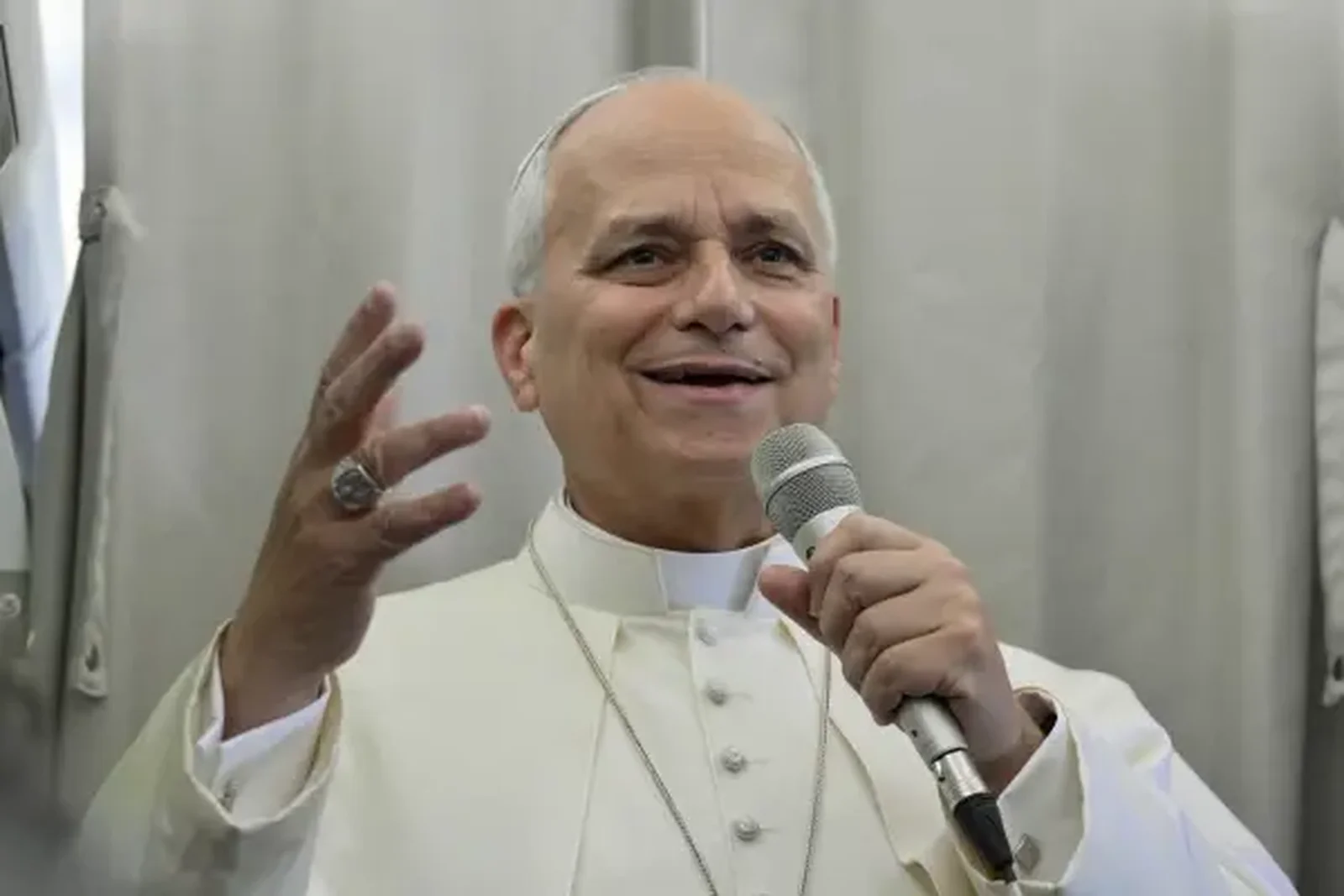 El Papa responde a las preguntas de los periodistas en el avión. Crédito: Vatican Media