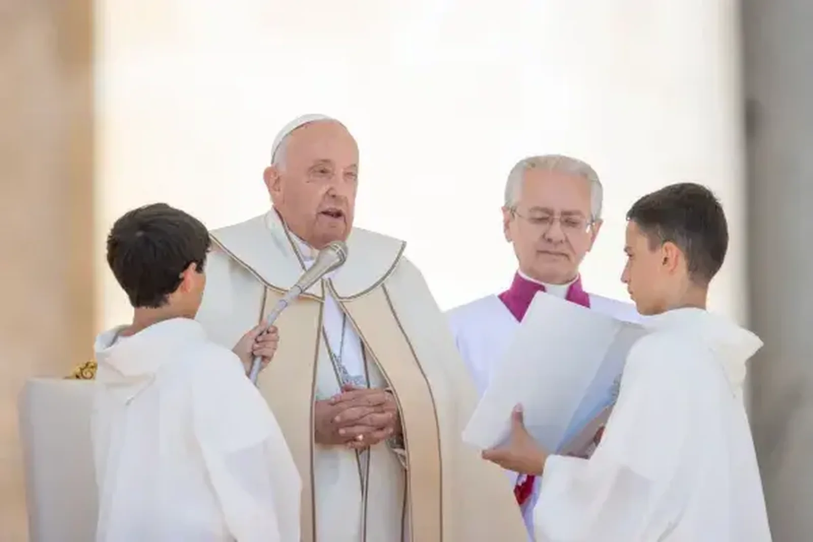 El Papa Francisco reza el Ángelus dominical al final de la Misa que presidió en el Vaticano por la primera Jornada Mundial de los Niños. Crédito: Daniel Ibáñez / EWTN News