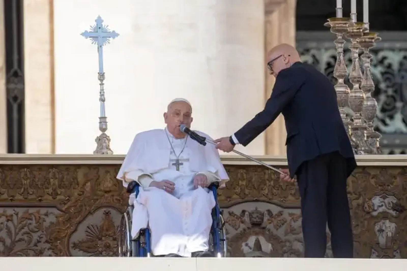 El Papa Francisco pronunció unas breves palabras ante los fieles. Crédito: Daniel Ibañez/ EWTN News