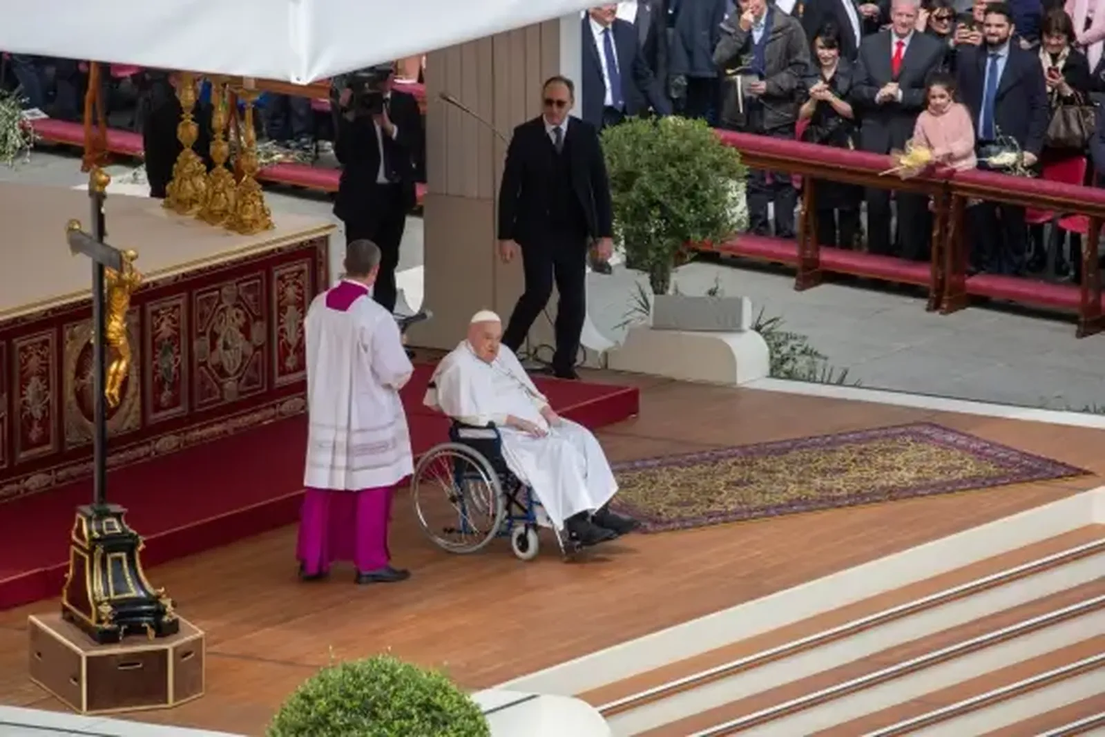 El Papa Francisco reaparece en la Plaza de San Pedro al término de la Misa. Crédito: EWTN News