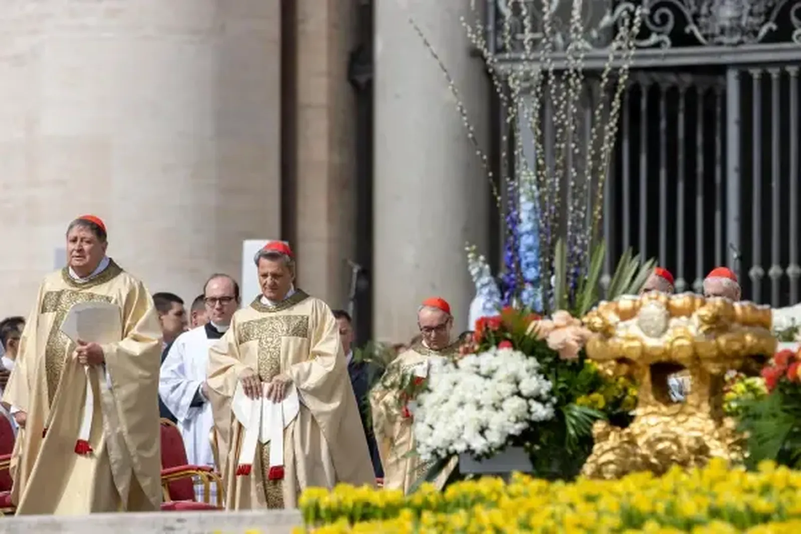 Los Cardenales de la Curia participaron en la Misa del Domingo de Pascua. Crédito: Daniel Ibañez/ EWTN News