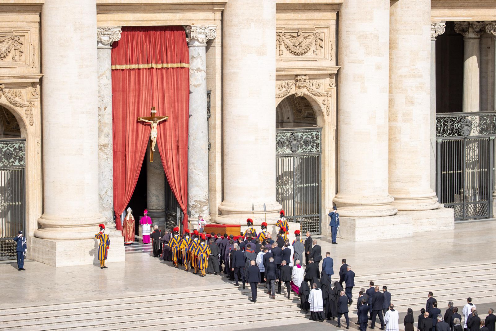 La procesión entra por la puerta central de la basílica. Crédito: Daniel Ibáñez/ EWTN News.