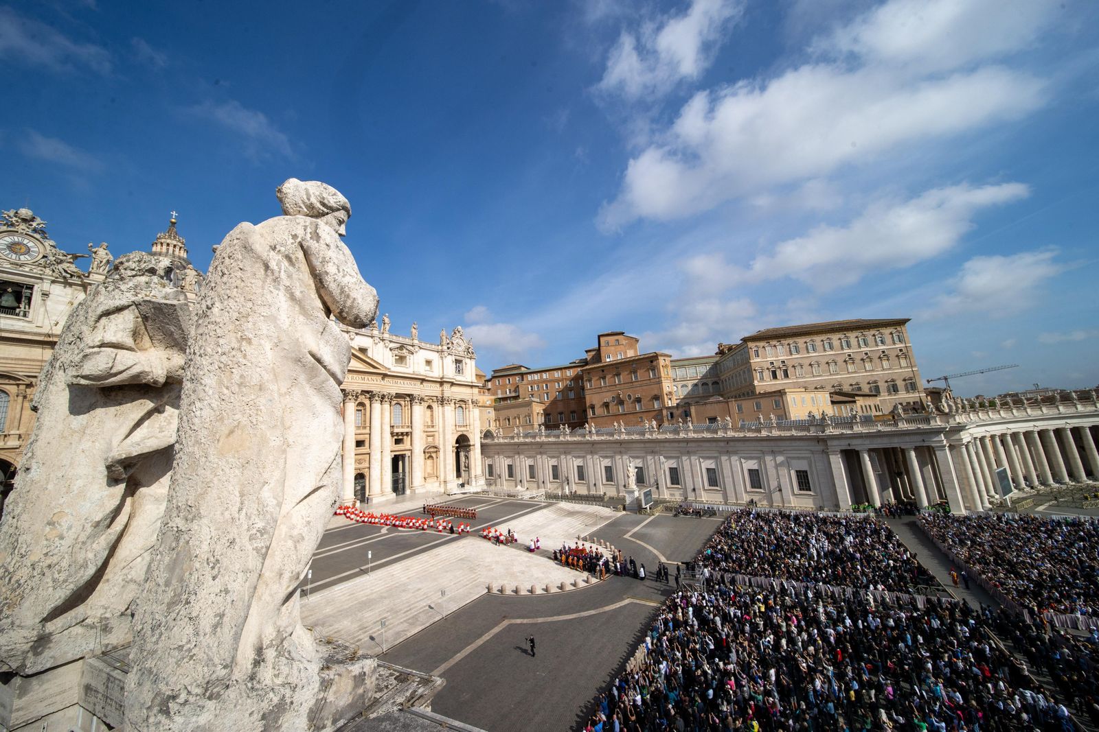 Vista de la procesión desde lo alto de la columnata de Bernini. Crédito: Daniel Ibáñez/ EWTN News