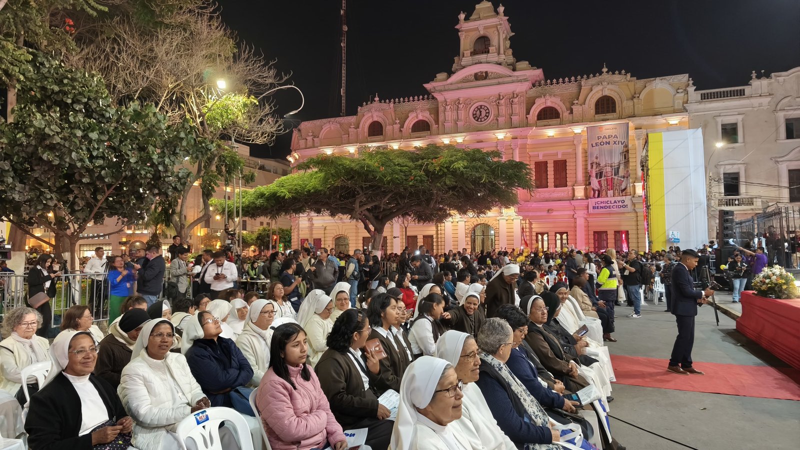 Fieles que asistieron a la misa del 10 de mayo en el atrio de la catedral. Crédito: Diego López Marina – EWTN News